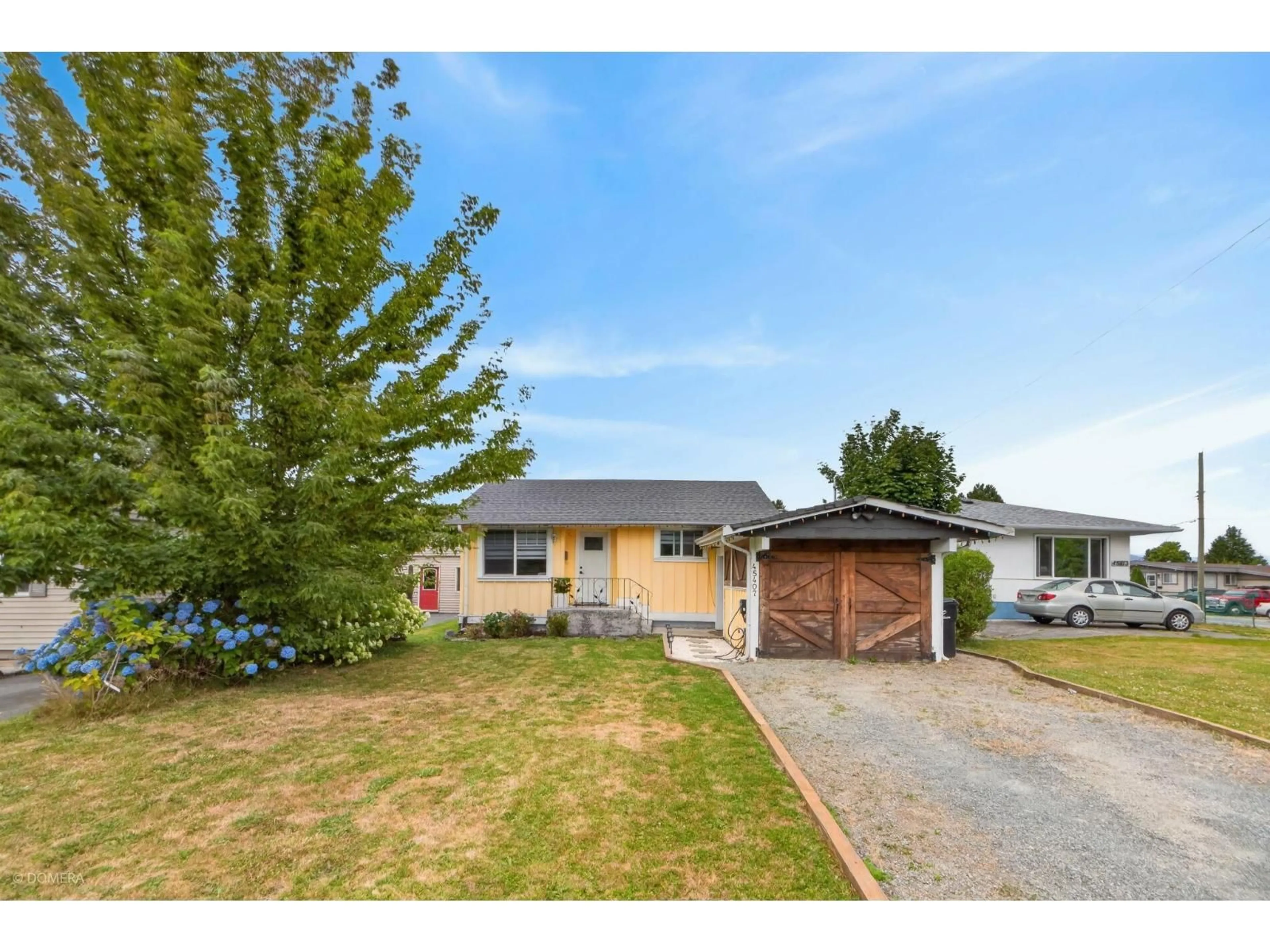 A pic from outside/outdoor area/front of a property/back of a property/a pic from drone, street for 45407 WELLINGTON AVENUE, Chilliwack British Columbia V2P2G2