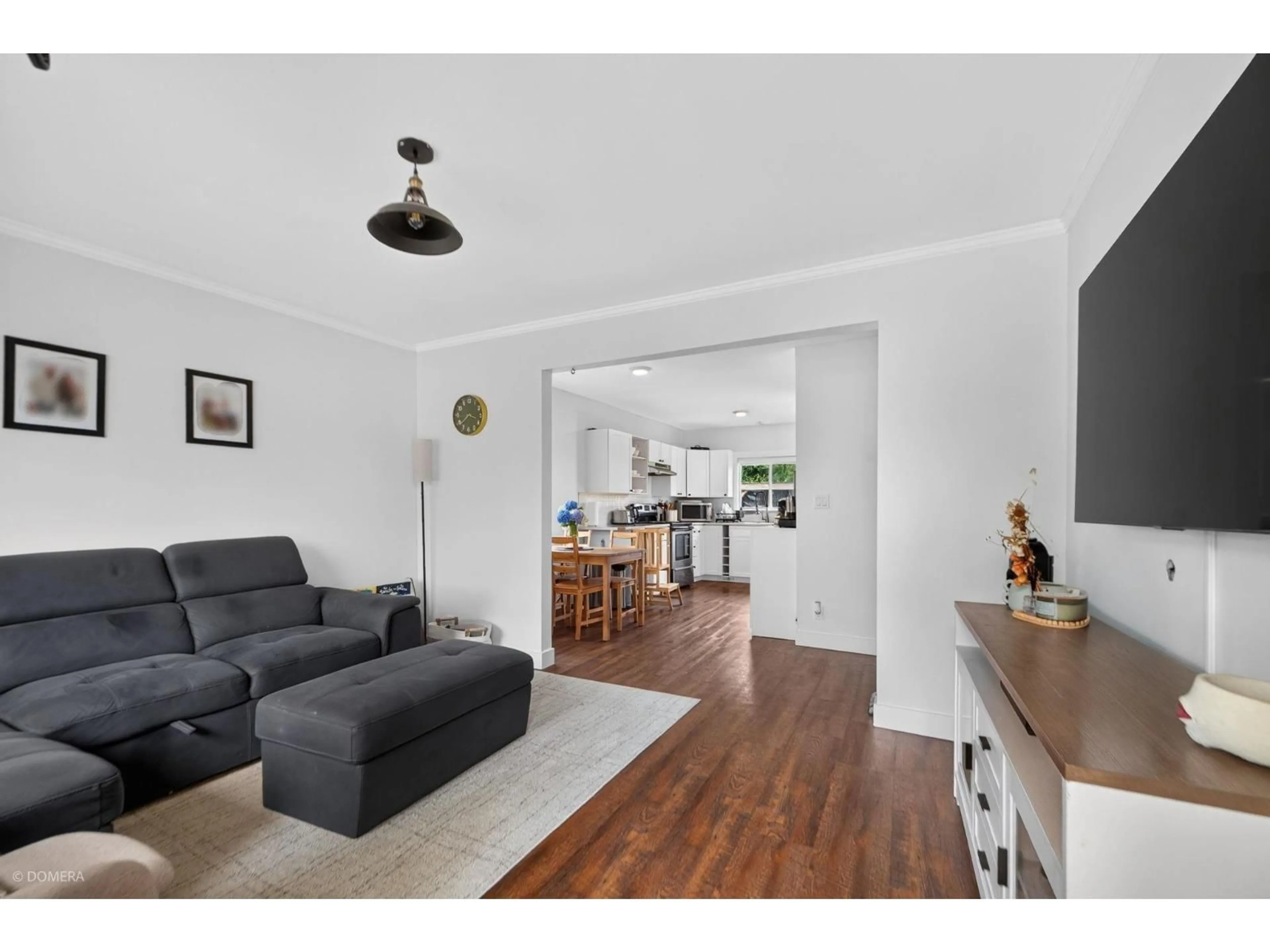 Living room with furniture, wood/laminate floor for 45407 WELLINGTON AVENUE, Chilliwack British Columbia V2P2G2