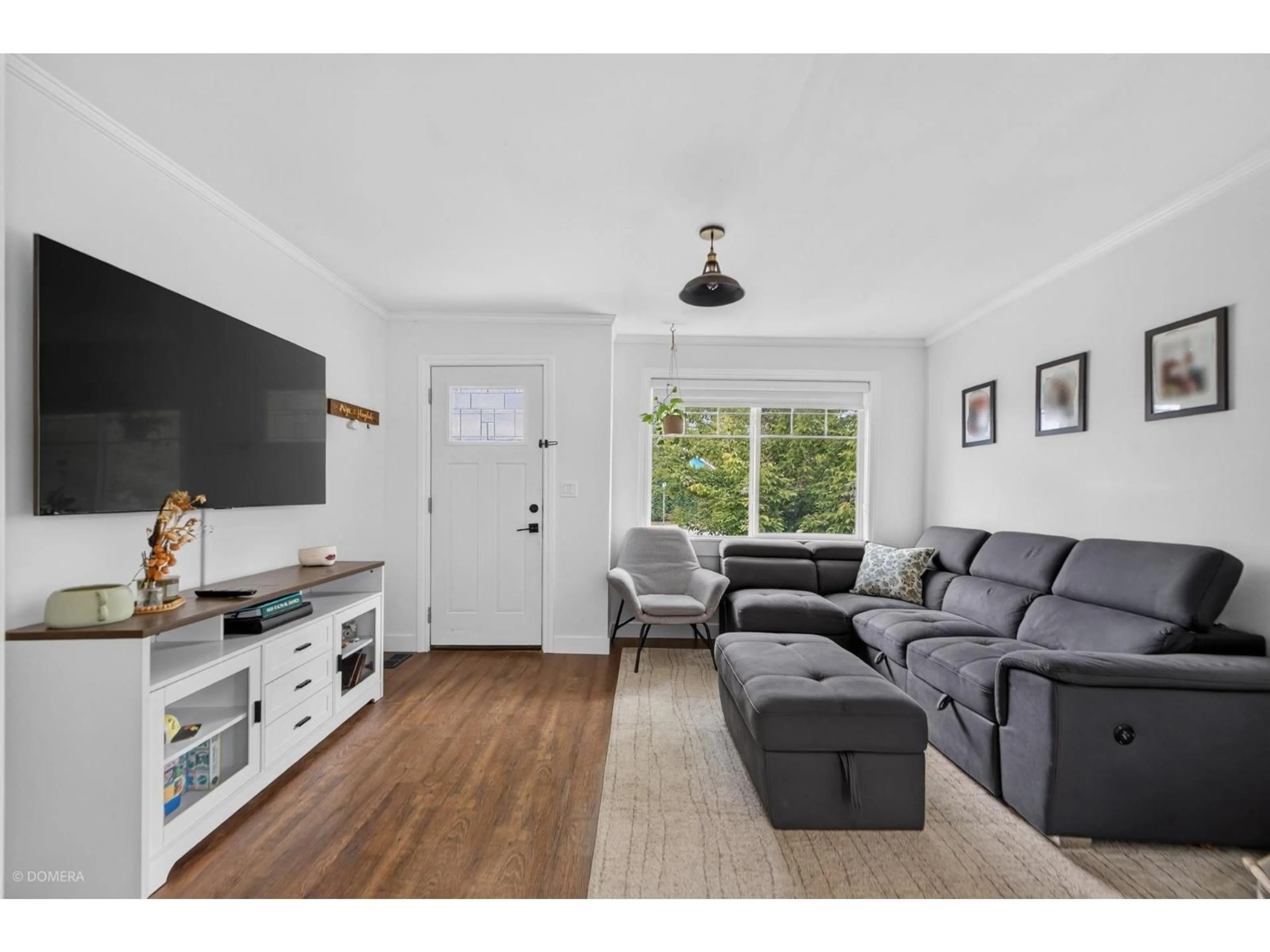 Living room with furniture, wood/laminate floor for 45407 WELLINGTON AVENUE, Chilliwack British Columbia V2P2G2