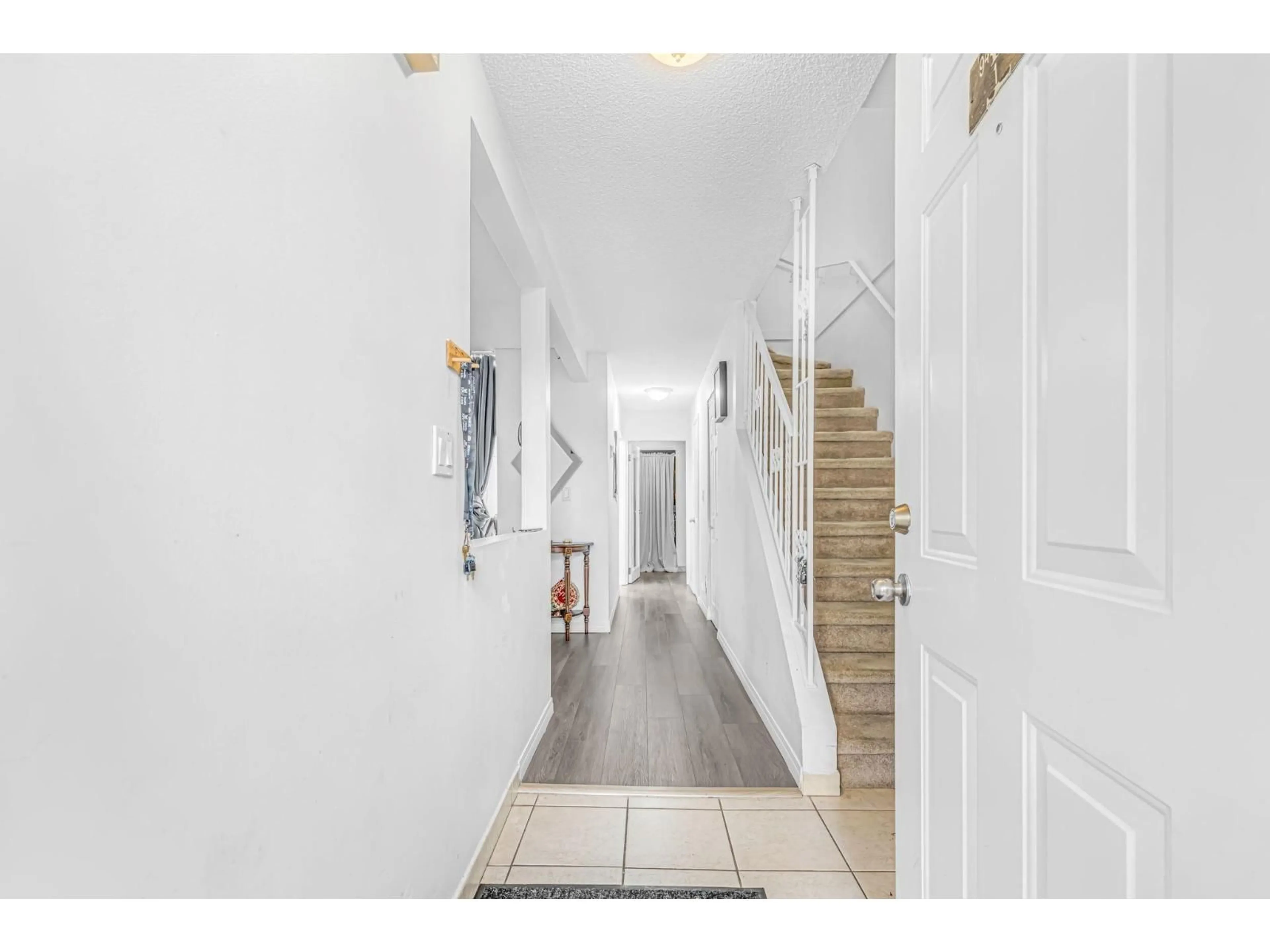 Indoor entryway for 1 - 9400 122 STREET, Surrey British Columbia V3V4L6