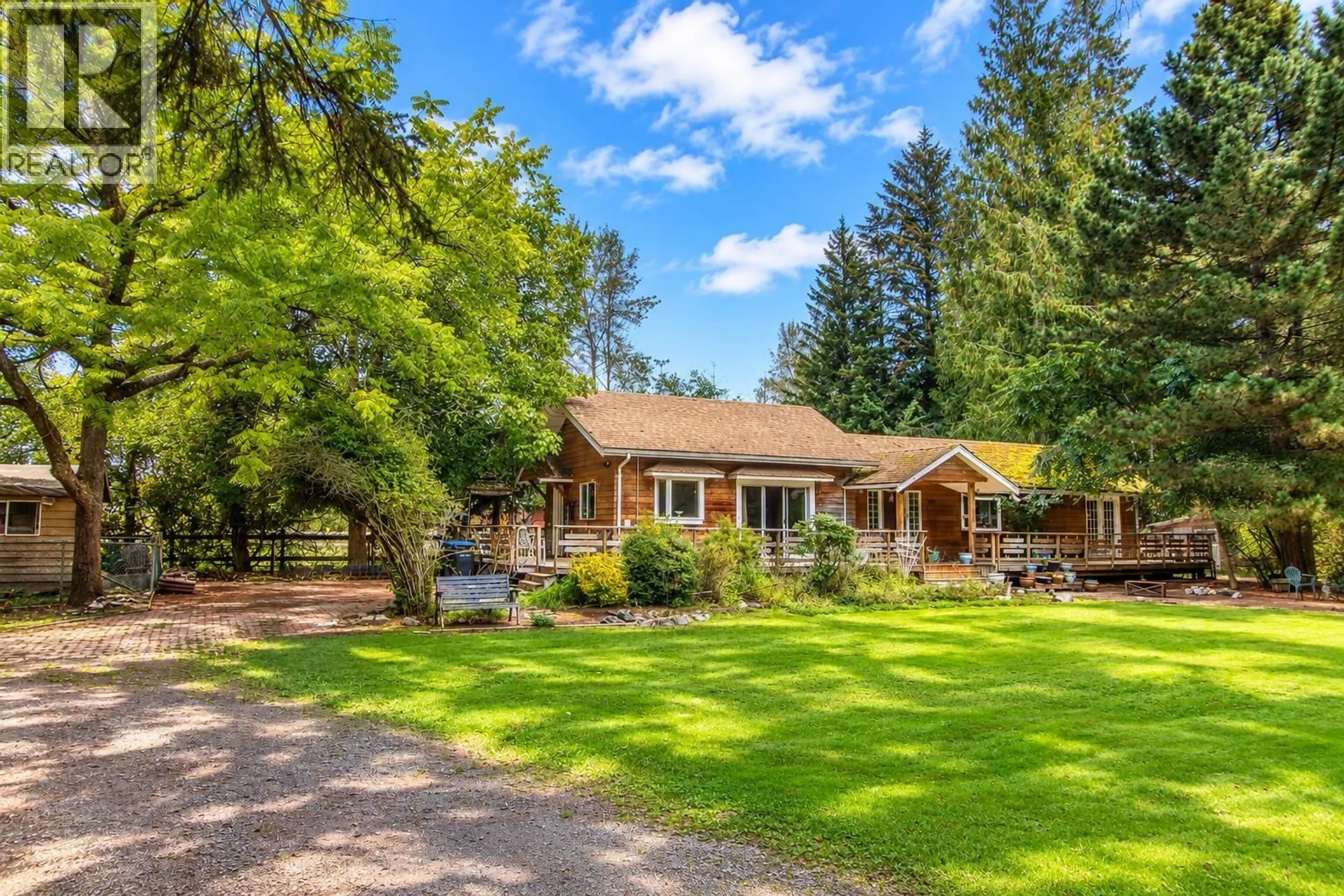 A pic from outside/outdoor area/front of a property/back of a property/a pic from drone, unknown for 1020 FINCH DRIVE, Squamish British Columbia V8B0C2
