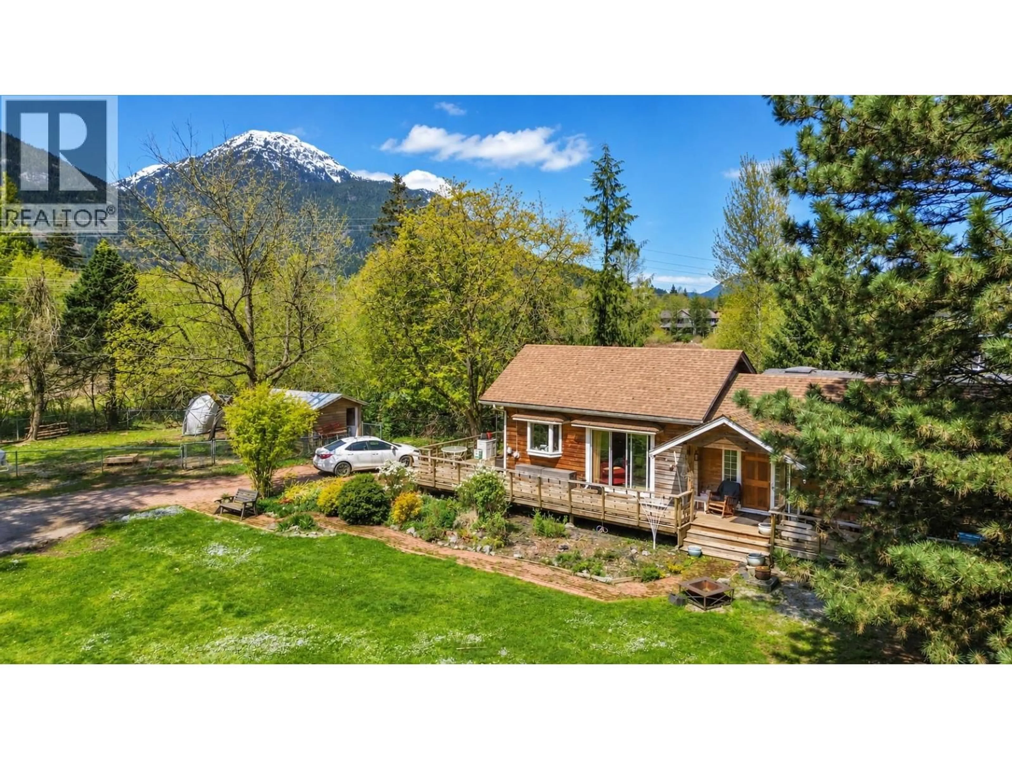 A pic from outside/outdoor area/front of a property/back of a property/a pic from drone, mountain view for 1020 FINCH DRIVE, Squamish British Columbia V8B0C2