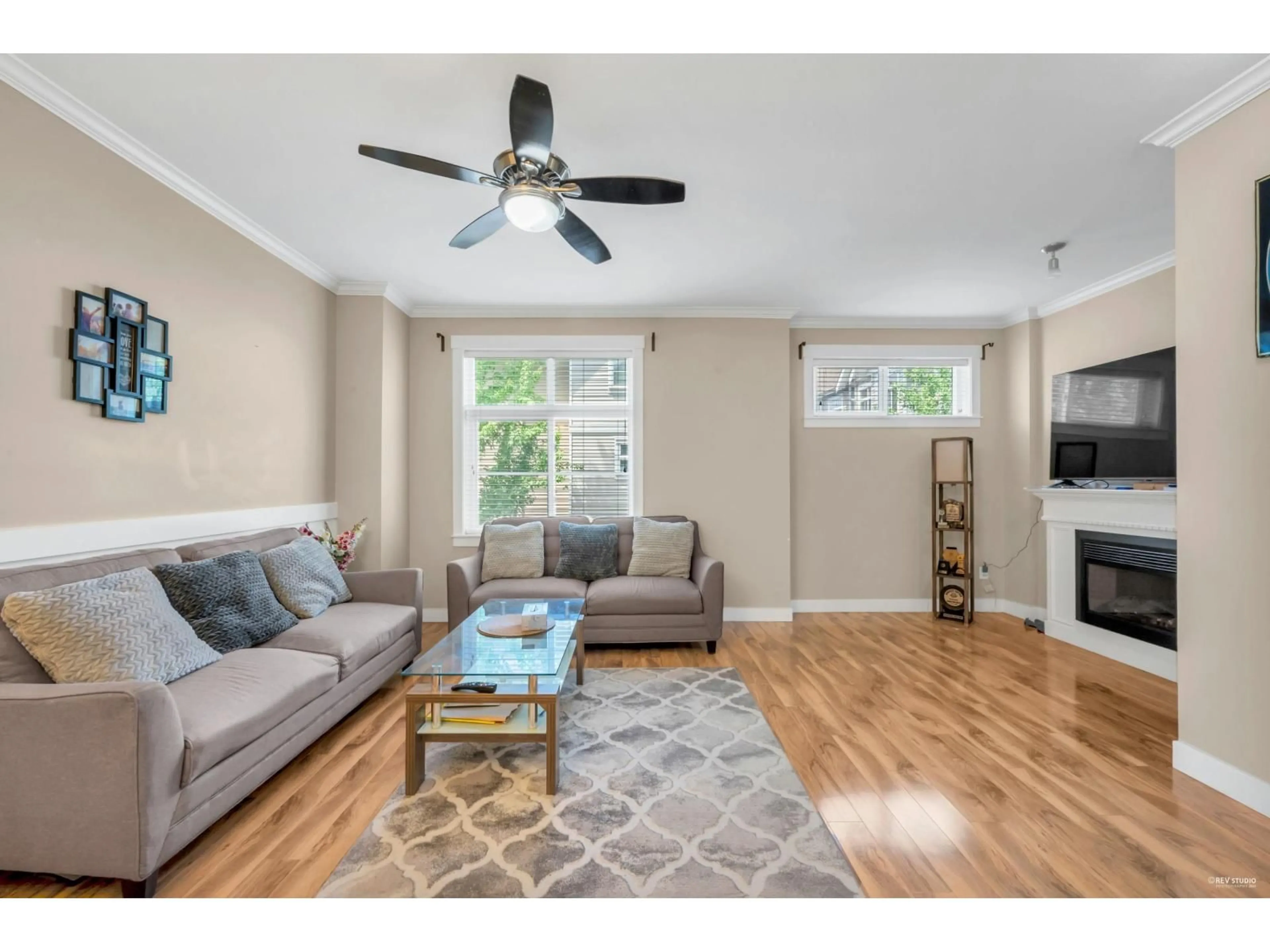 Living room with furniture, wood/laminate floor for 38 - 9405 121 STREET, Surrey British Columbia V3V0A9