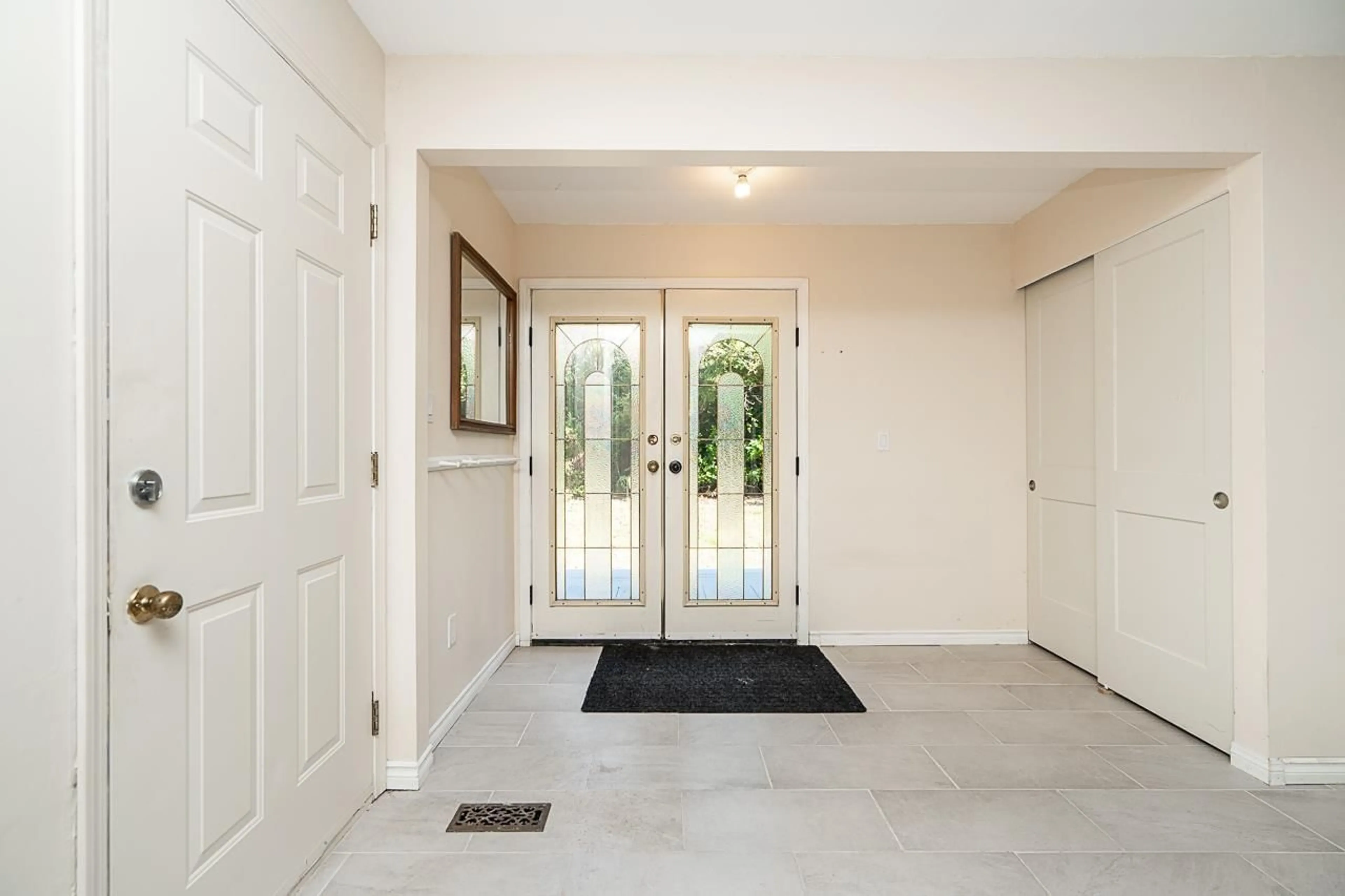 Indoor entryway for 34420 KIRKPATRICK AVENUE, Mission British Columbia V2V0B4