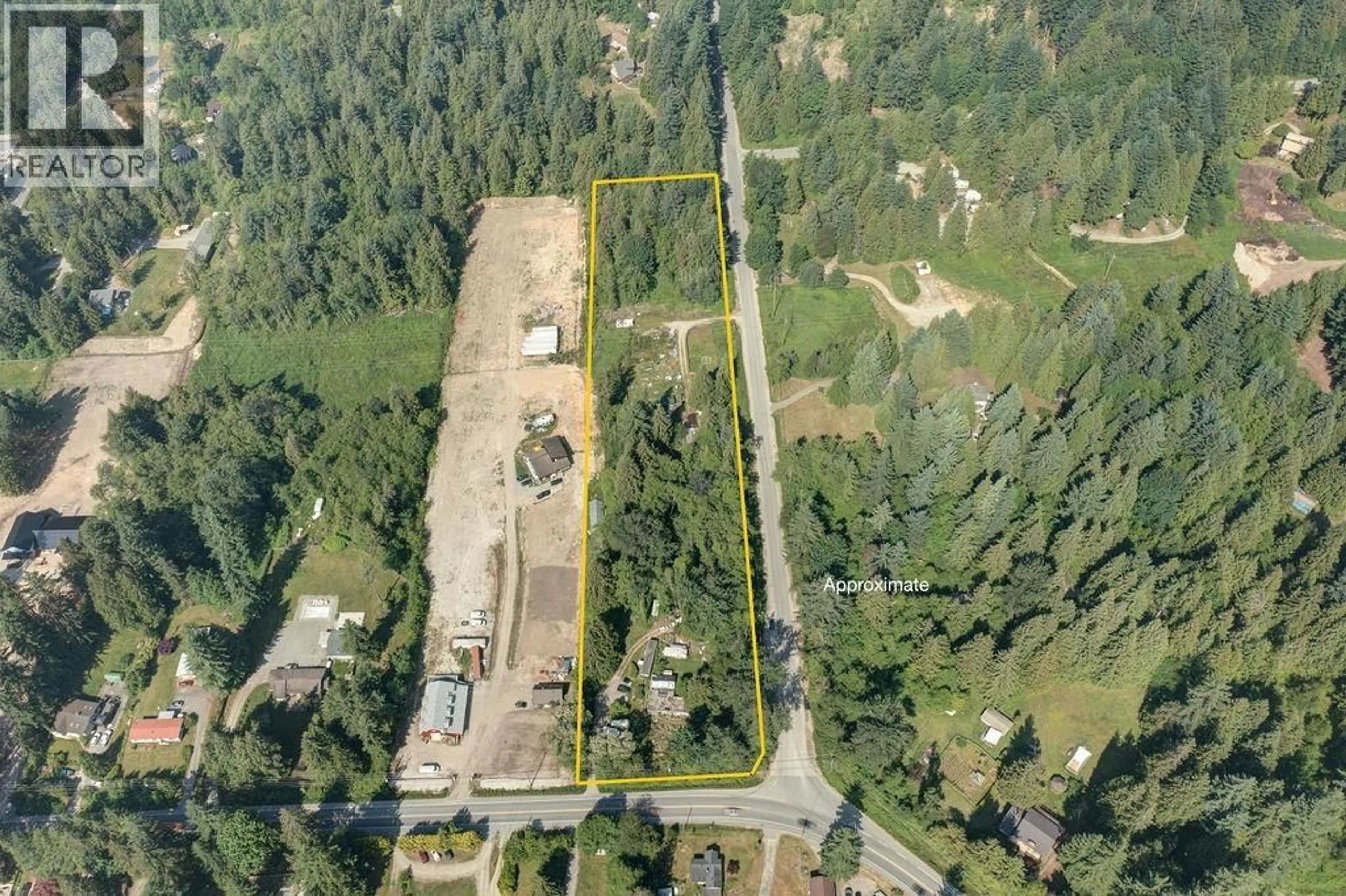 A pic from outside/outdoor area/front of a property/back of a property/a pic from drone, building for 947 NORTH ROAD, Gibsons British Columbia V0N1V7