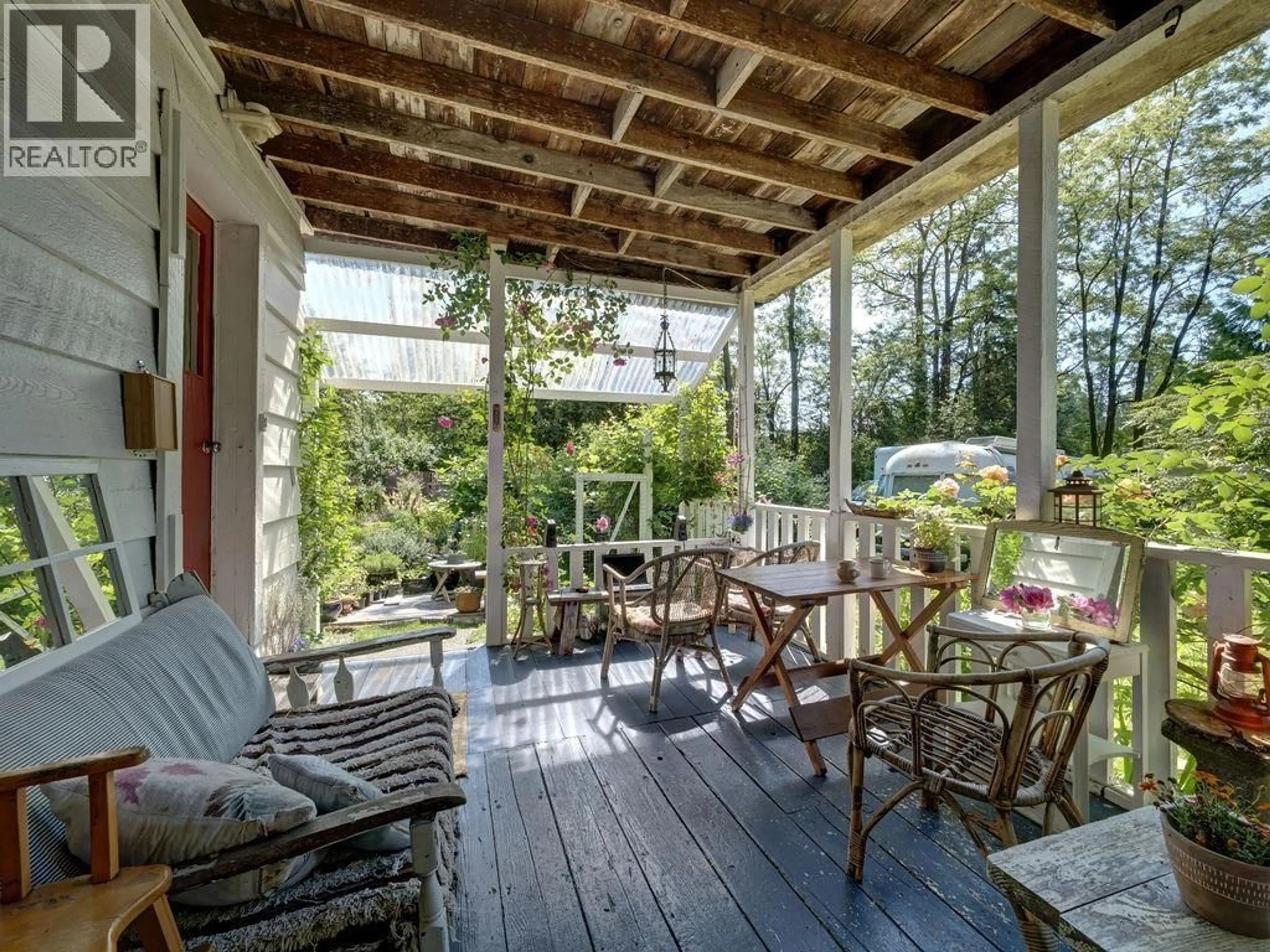 Patio, street for 947 NORTH ROAD, Gibsons British Columbia V0N1V7