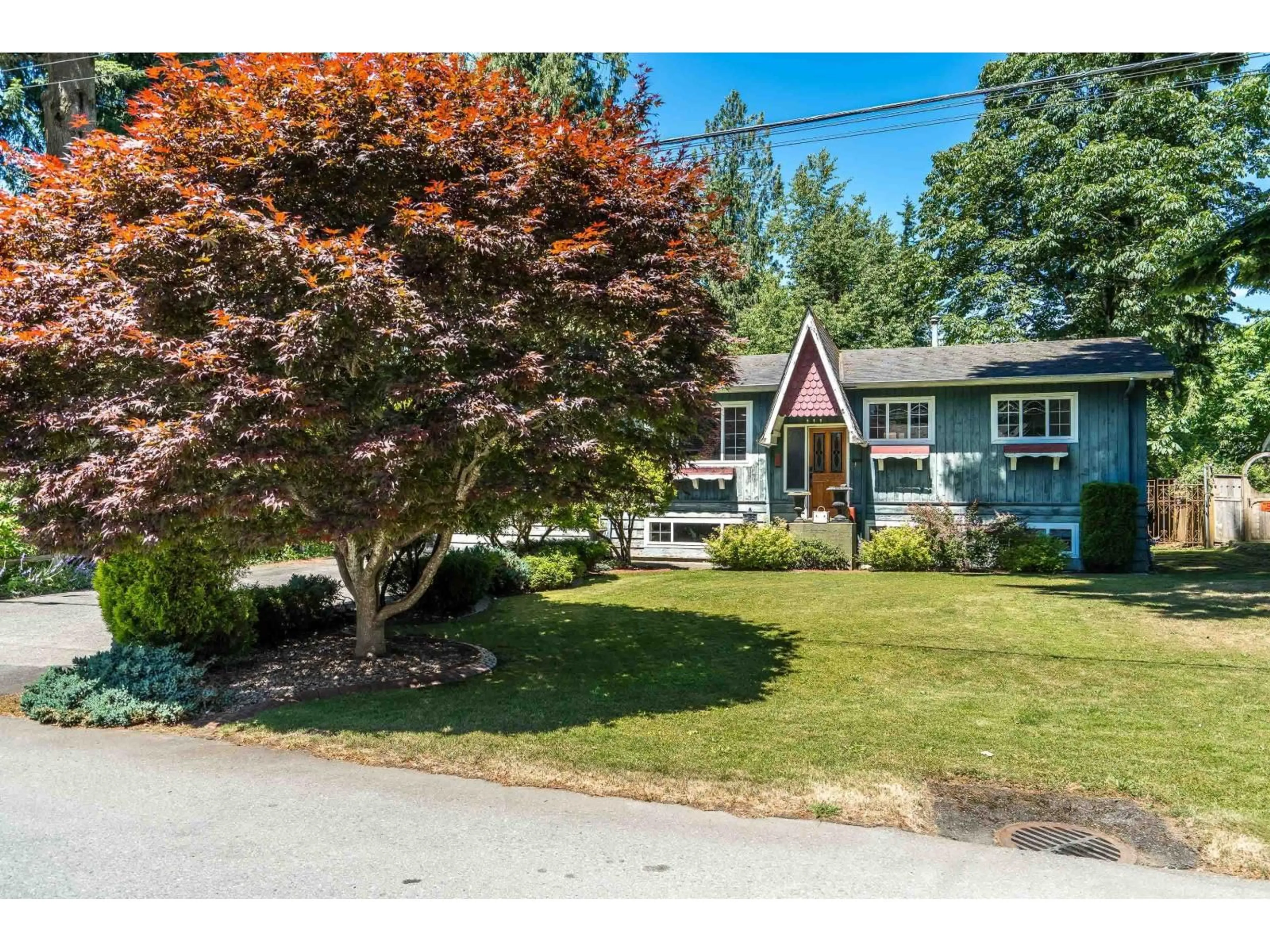 A pic from outside/outdoor area/front of a property/back of a property/a pic from drone, street for 34257 WOODBINE CRESCENT, Abbotsford British Columbia V2S2R4