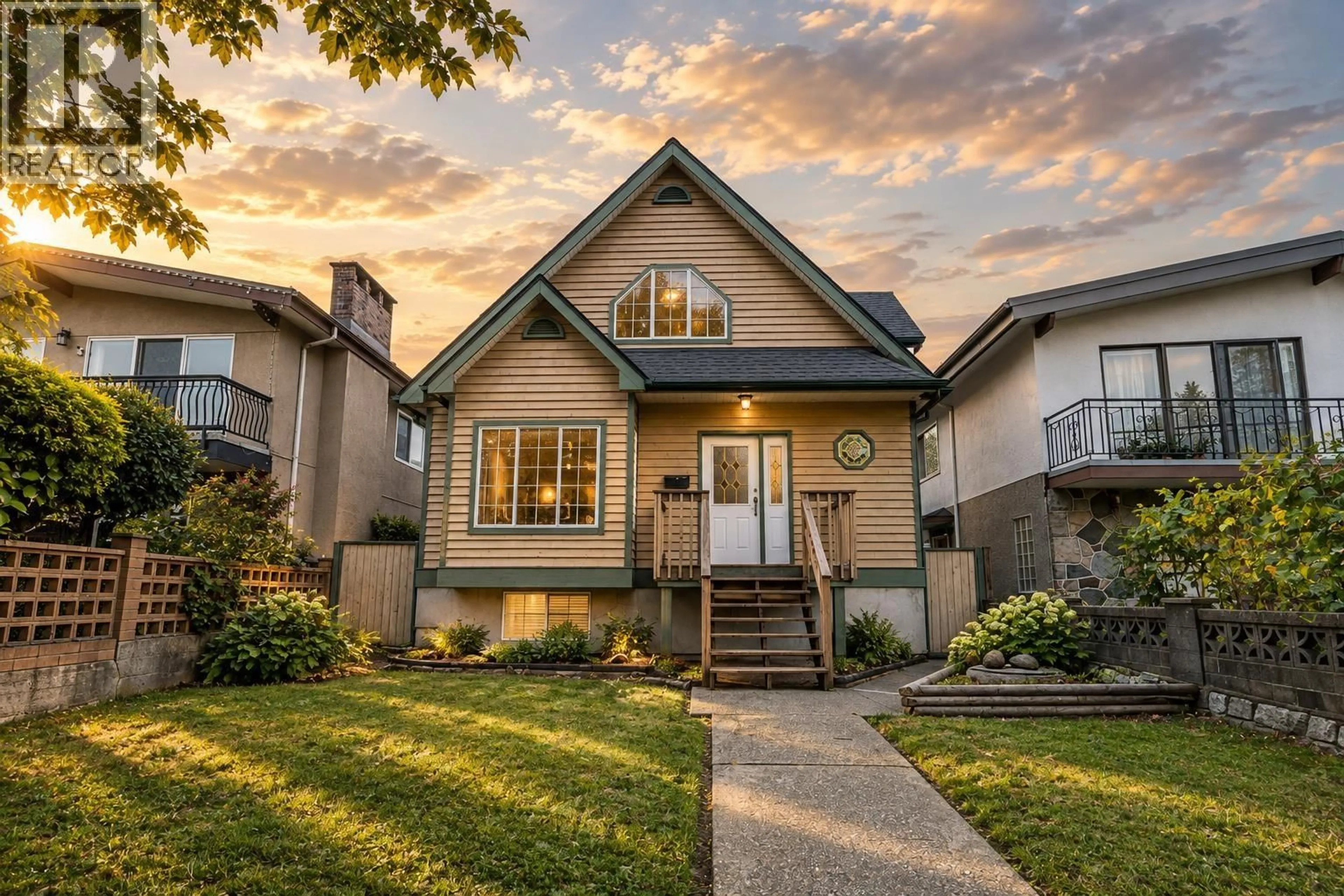 Home with vinyl exterior material, street for 2948 GRANT STREET, Vancouver British Columbia V5K3E7