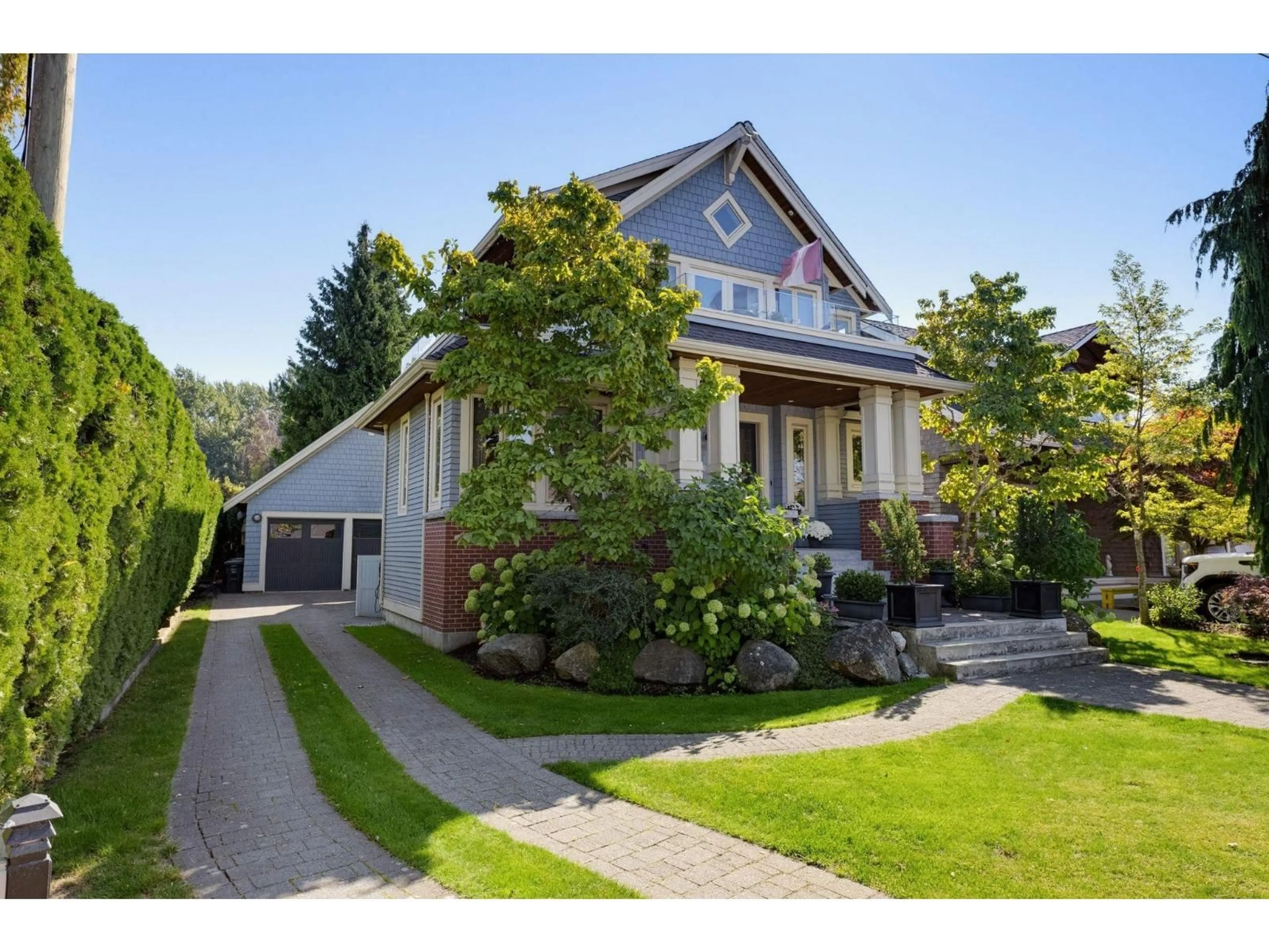 Home with vinyl exterior material, street for 3098 MCBRIDE AVENUE, Surrey British Columbia V4A3H1