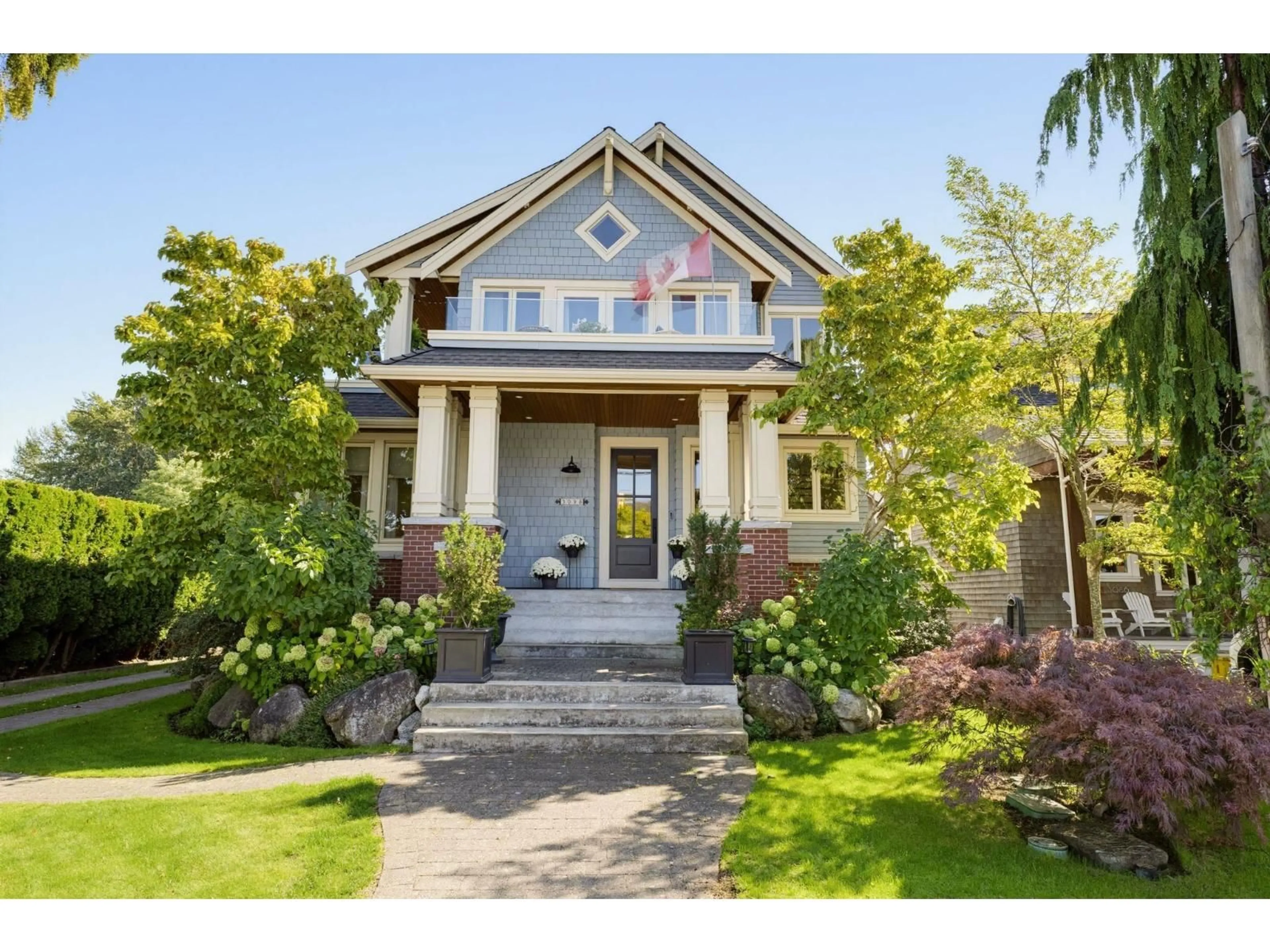 Home with vinyl exterior material, street for 3098 MCBRIDE AVENUE, Surrey British Columbia V4A3H1