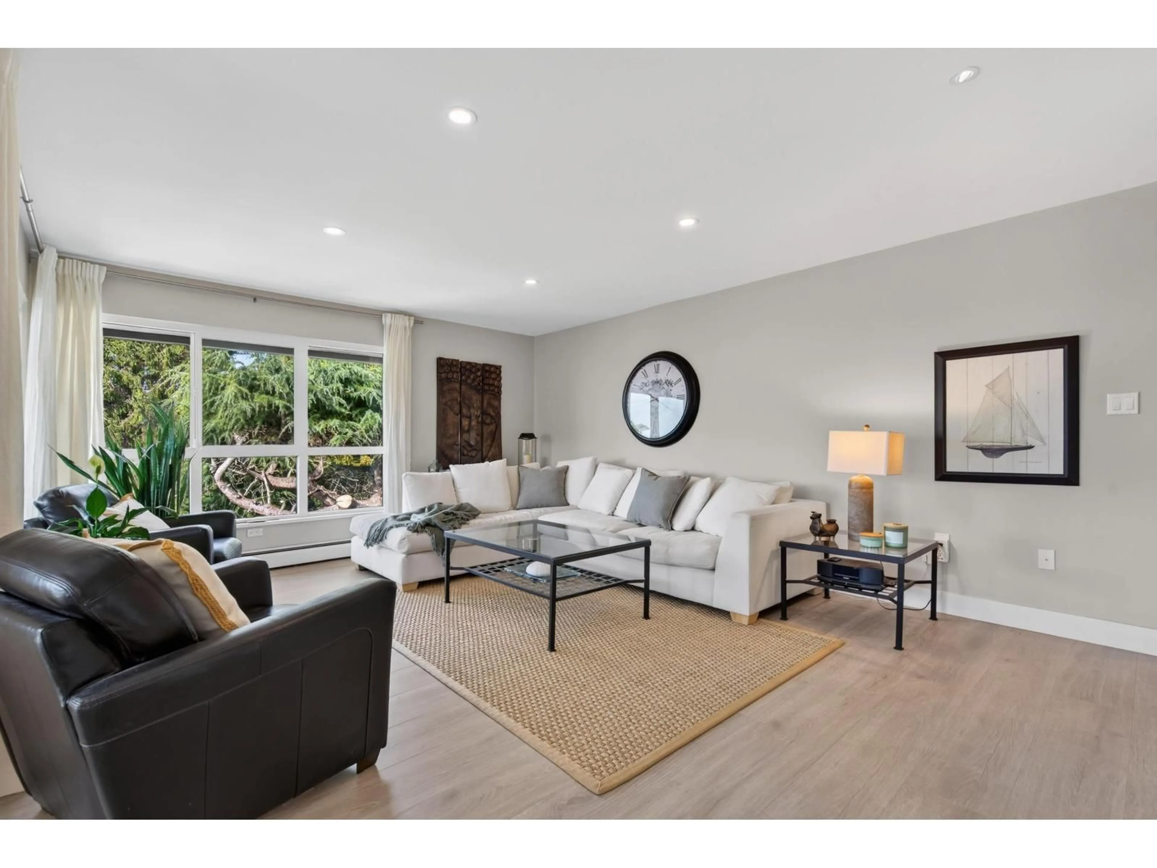 Living room with furniture, unknown for 302 - 1290 MARTIN STREET, White Rock British Columbia V4B3W3