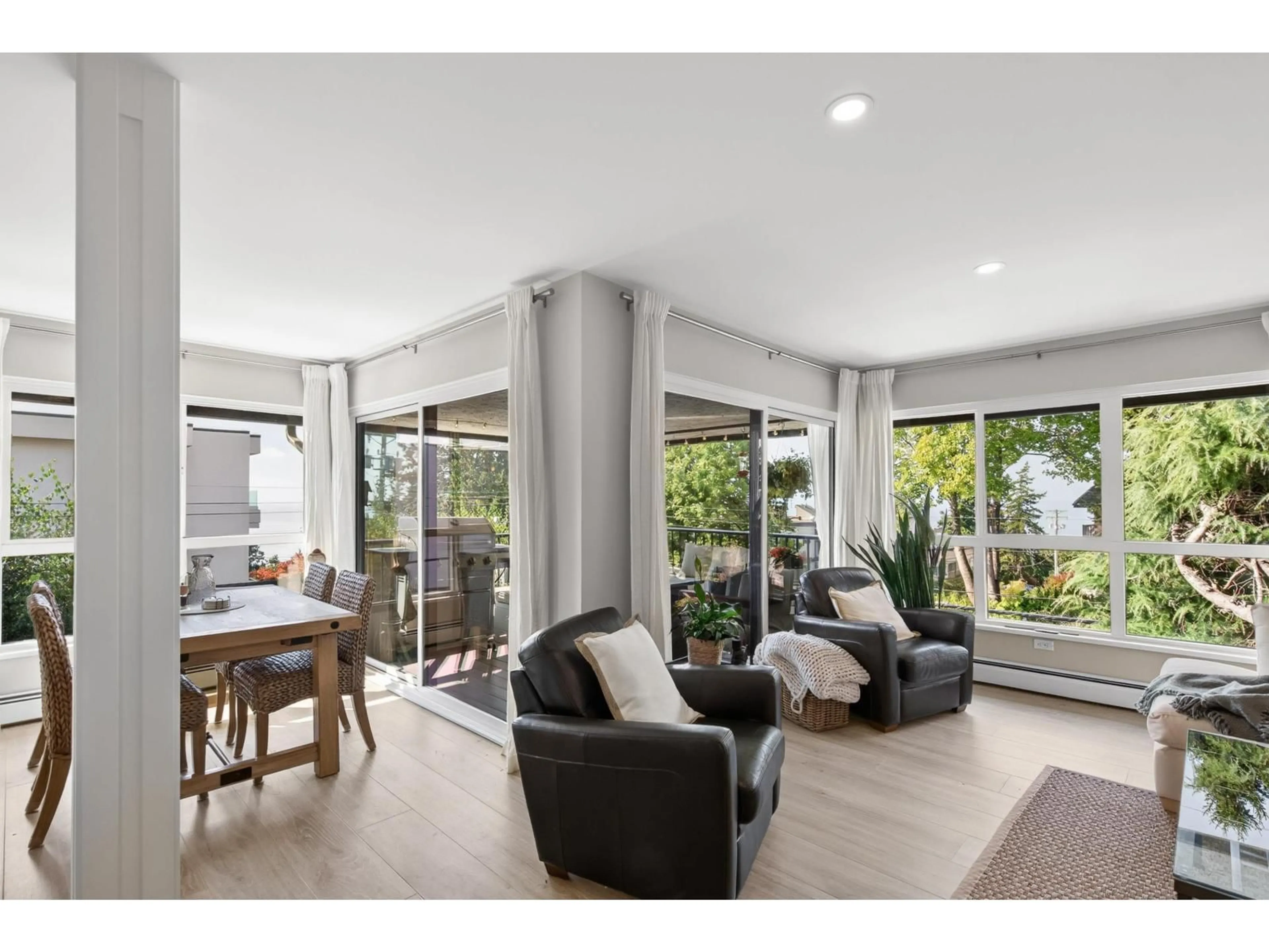 Living room with furniture, unknown for 302 - 1290 MARTIN STREET, White Rock British Columbia V4B3W3