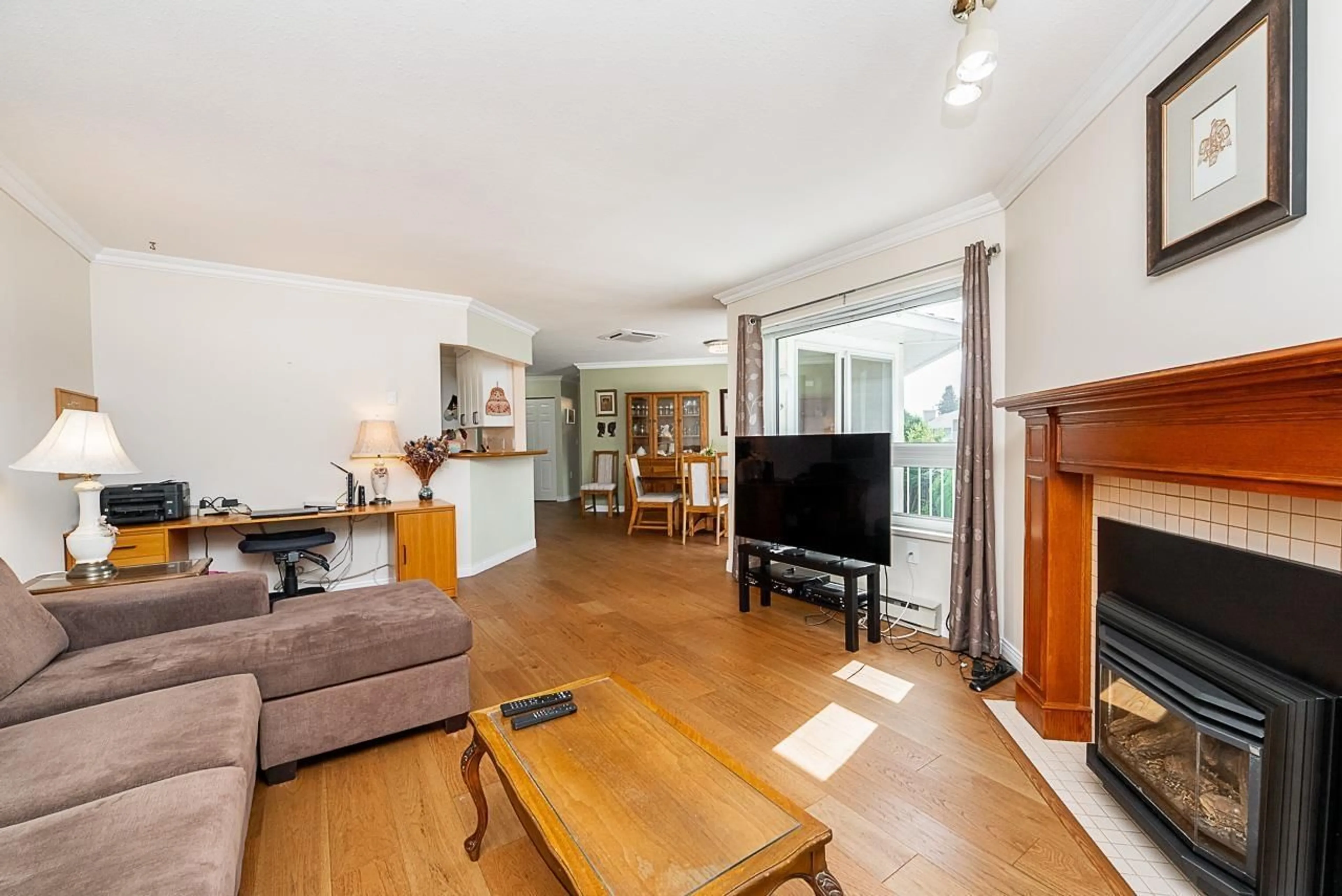 Living room with furniture, wood/laminate floor for 26 - 2475 EMERSON STREET, Abbotsford British Columbia V2T4W5