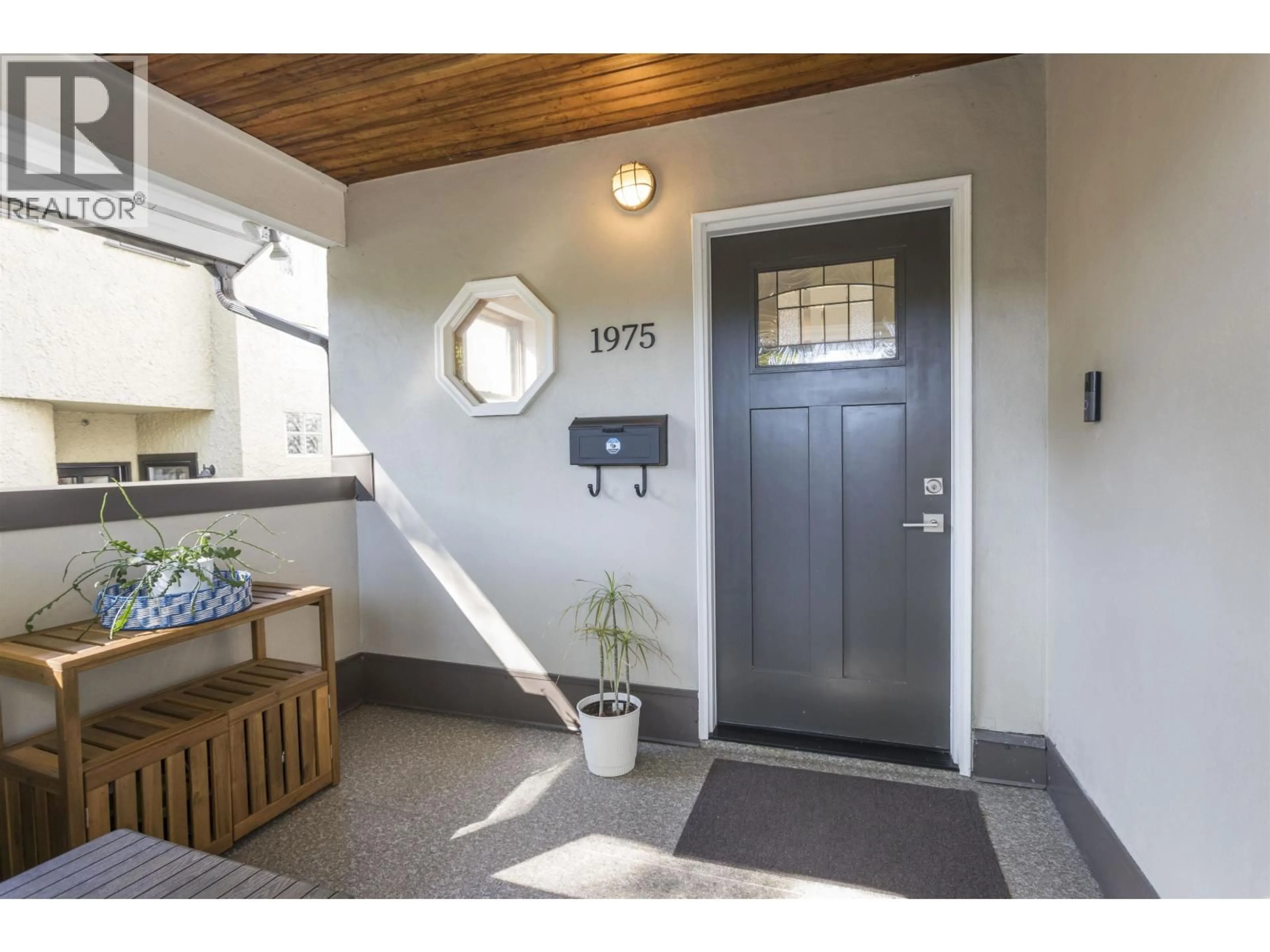 Indoor entryway for 1975 13TH AVENUE, Vancouver British Columbia V6J2H5