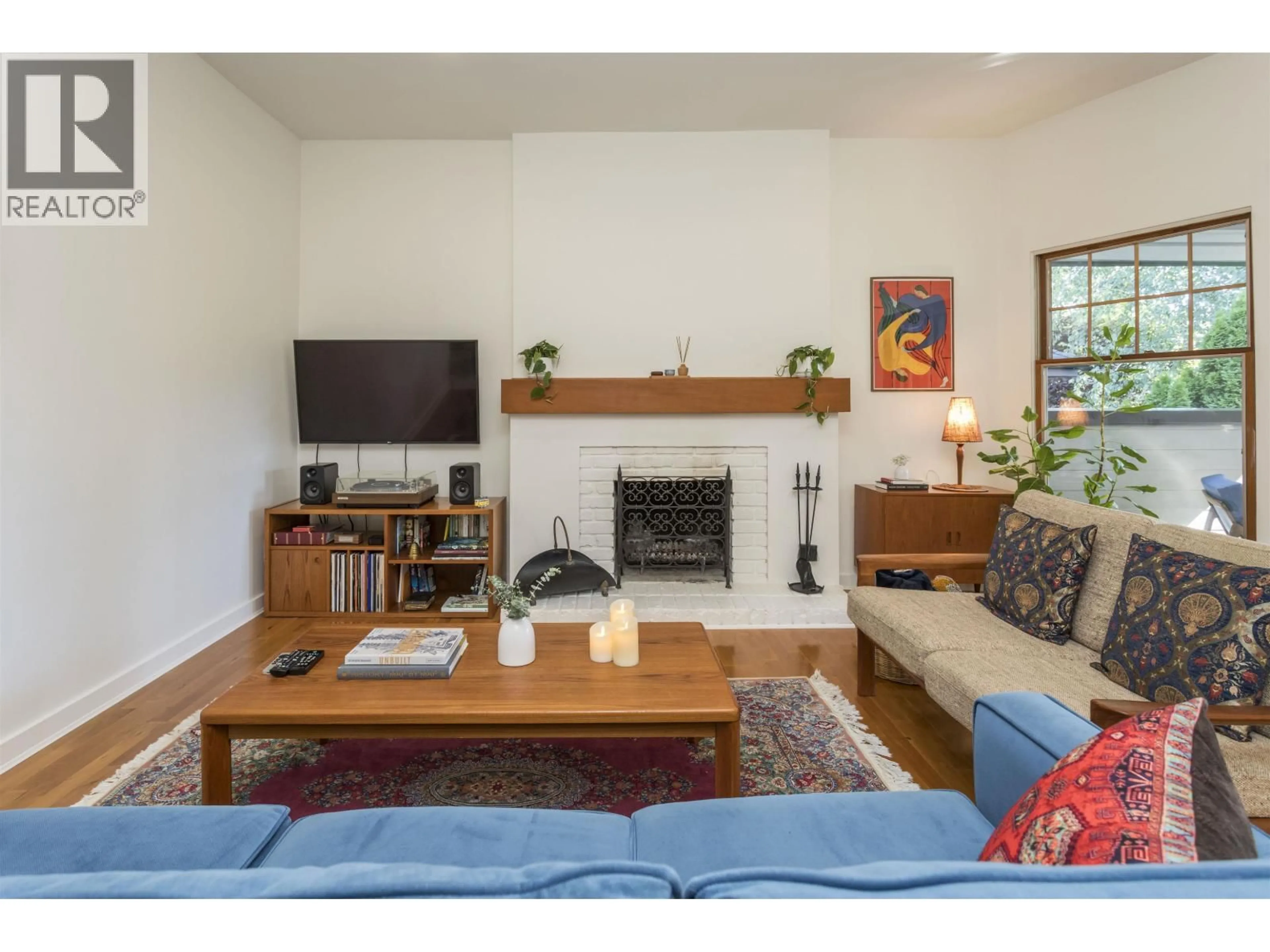 Living room with furniture, wood/laminate floor for 1975 13TH AVENUE, Vancouver British Columbia V6J2H5