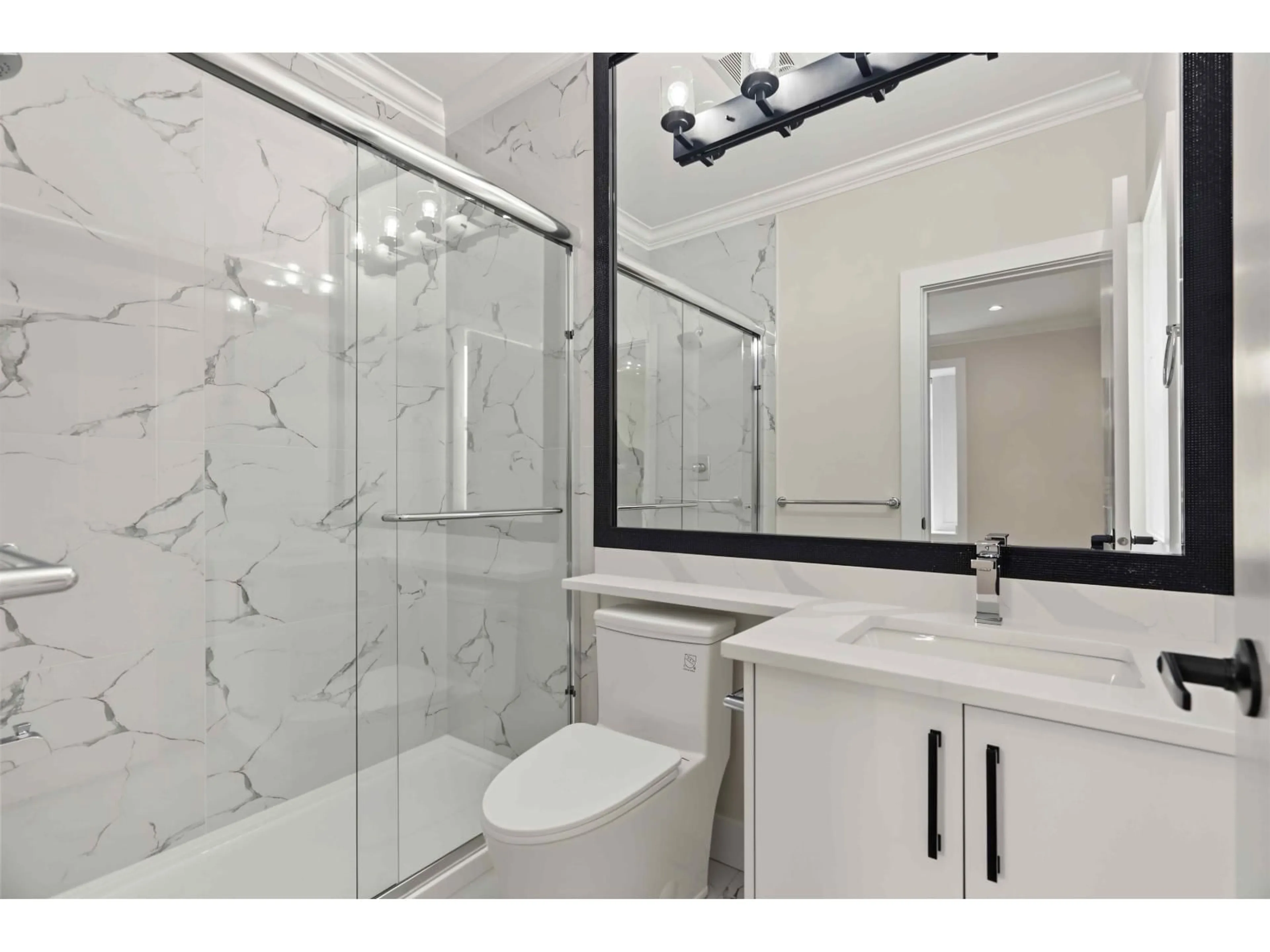 Contemporary bathroom, ceramic/tile floor for 10671 127A STREET, Surrey British Columbia V3V5L7