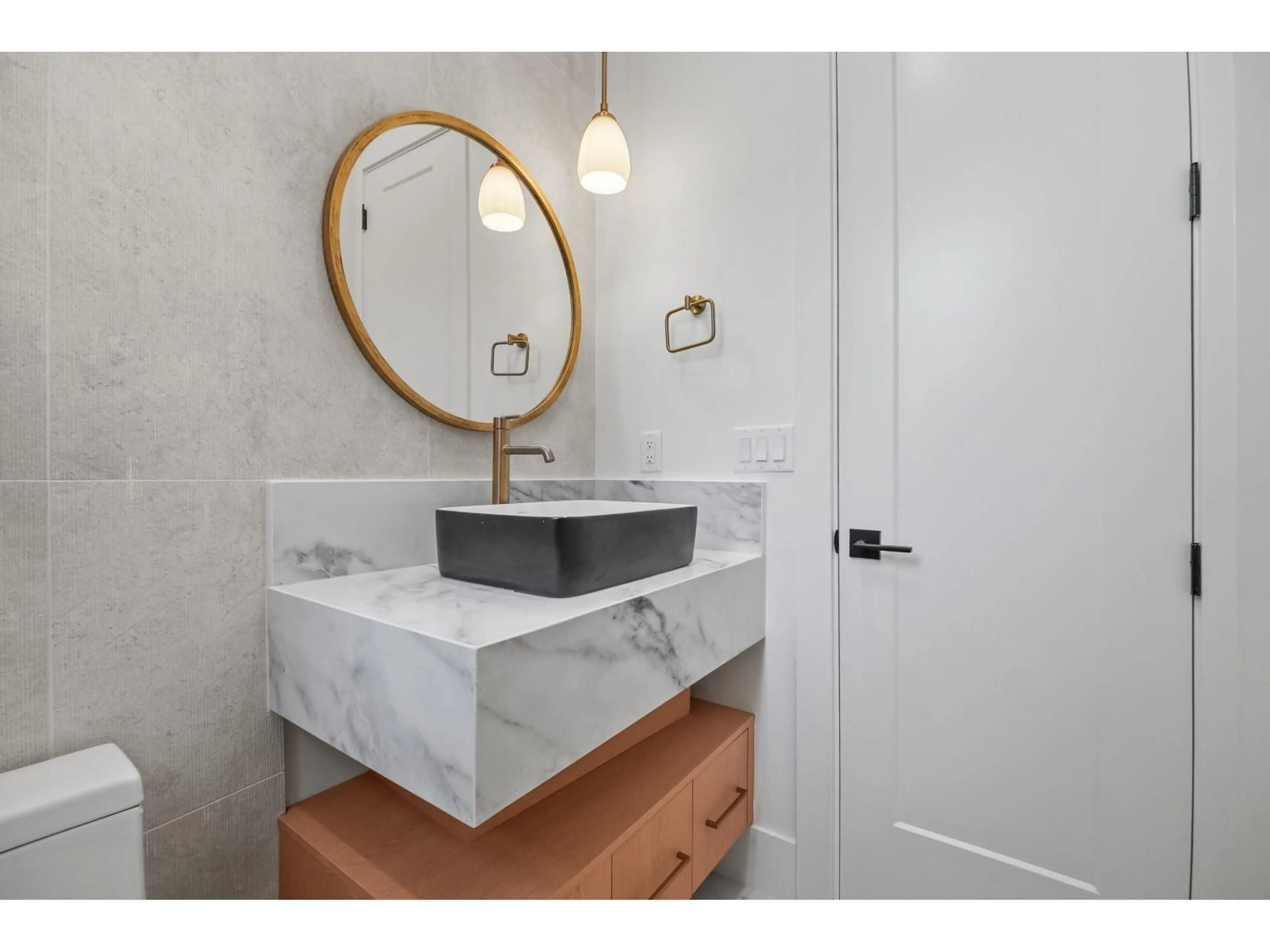 Contemporary bathroom, ceramic/tile floor for 10564 SUNCREST DRIVE, Delta British Columbia V4C2N5