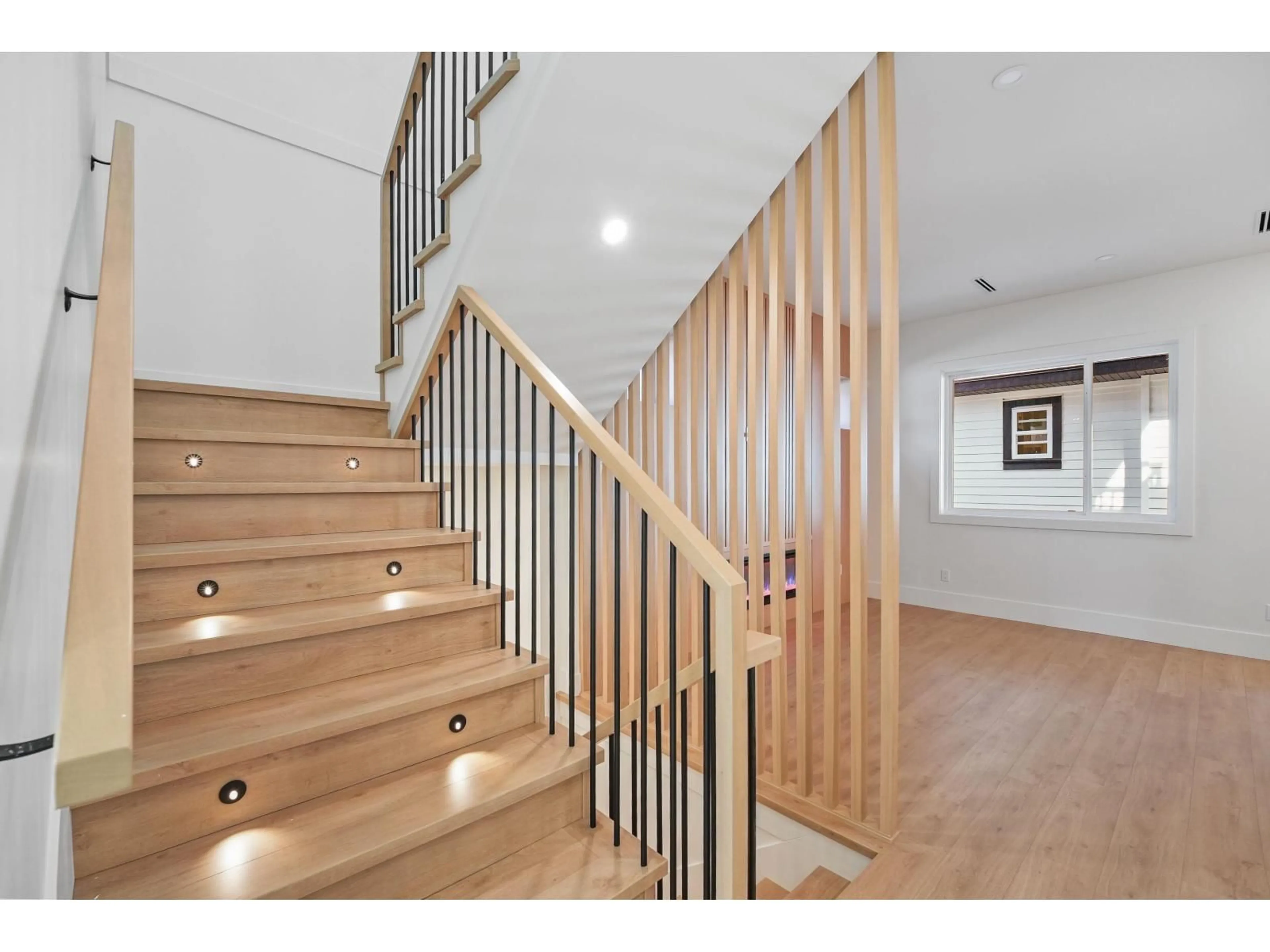 Stairs for 10564 SUNCREST DRIVE, Delta British Columbia V4C2N5