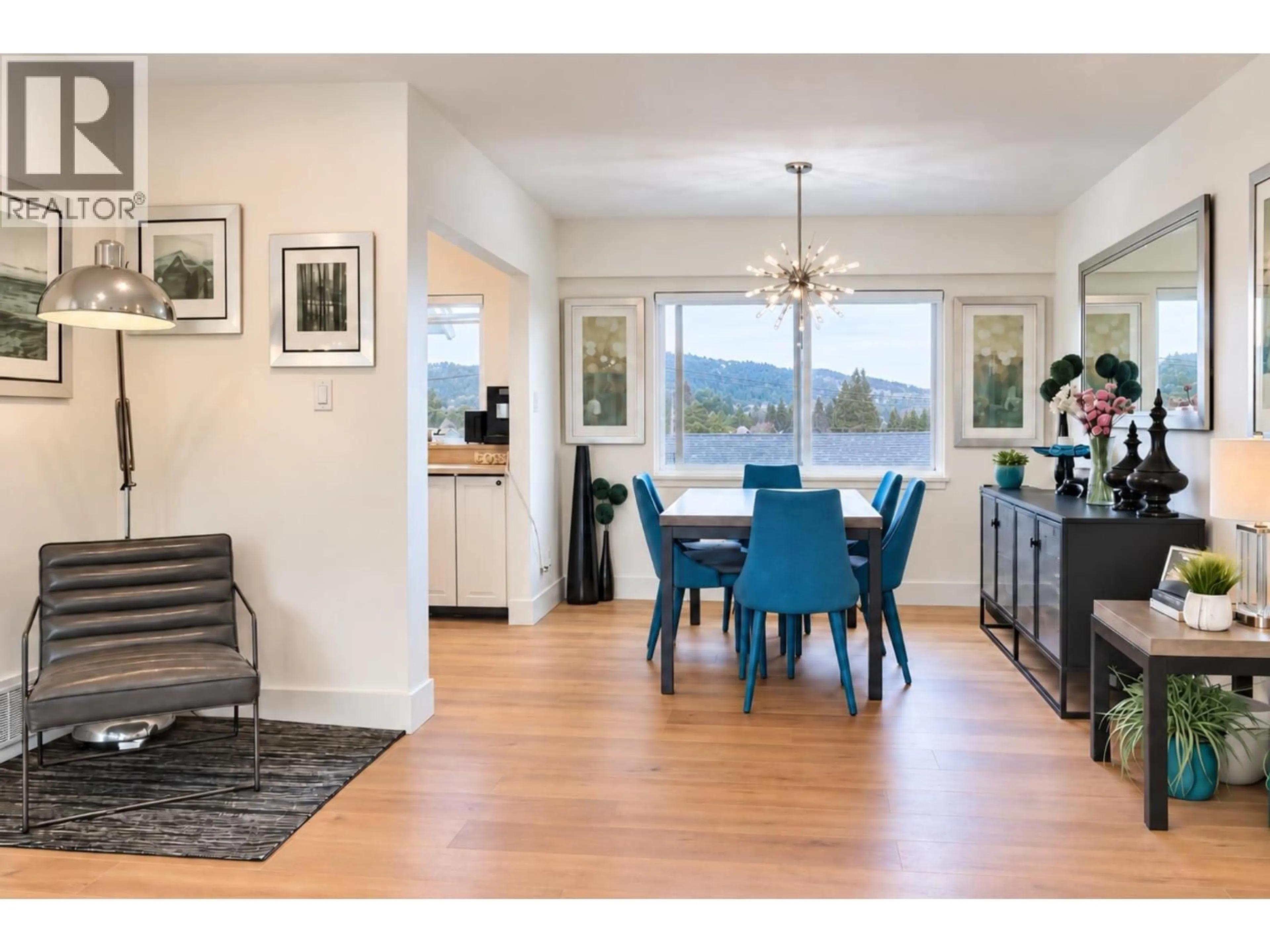 Dining room, wood/laminate floor for 1070 STRATFORD AVENUE, Burnaby British Columbia V5B3X8