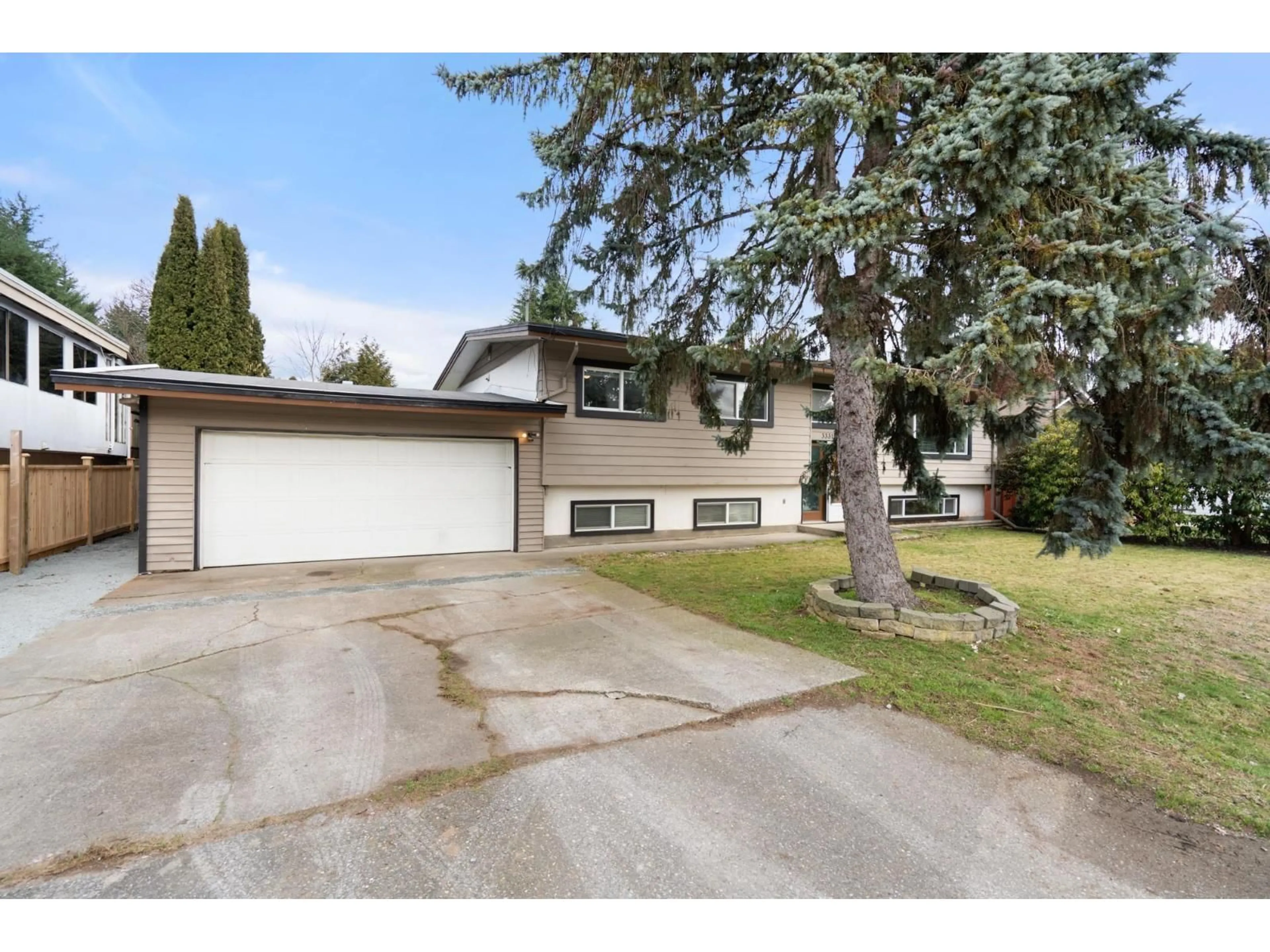 Home with vinyl exterior material, street for 33315 LYNN AVENUE, Abbotsford British Columbia V2S1E1