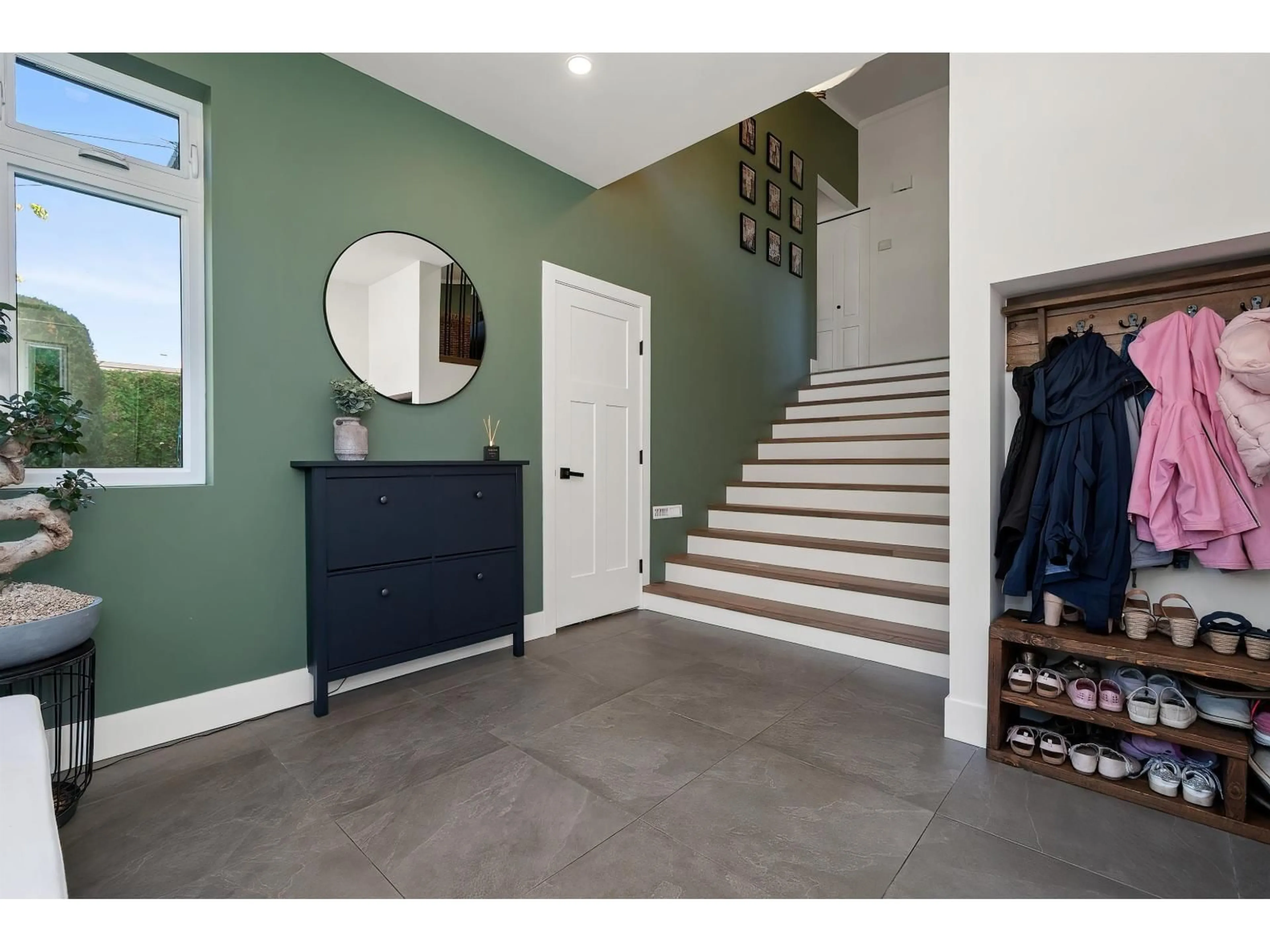 Indoor entryway for 10165 BRENTWOOD DRIVE, Chilliwack British Columbia V2P6G5