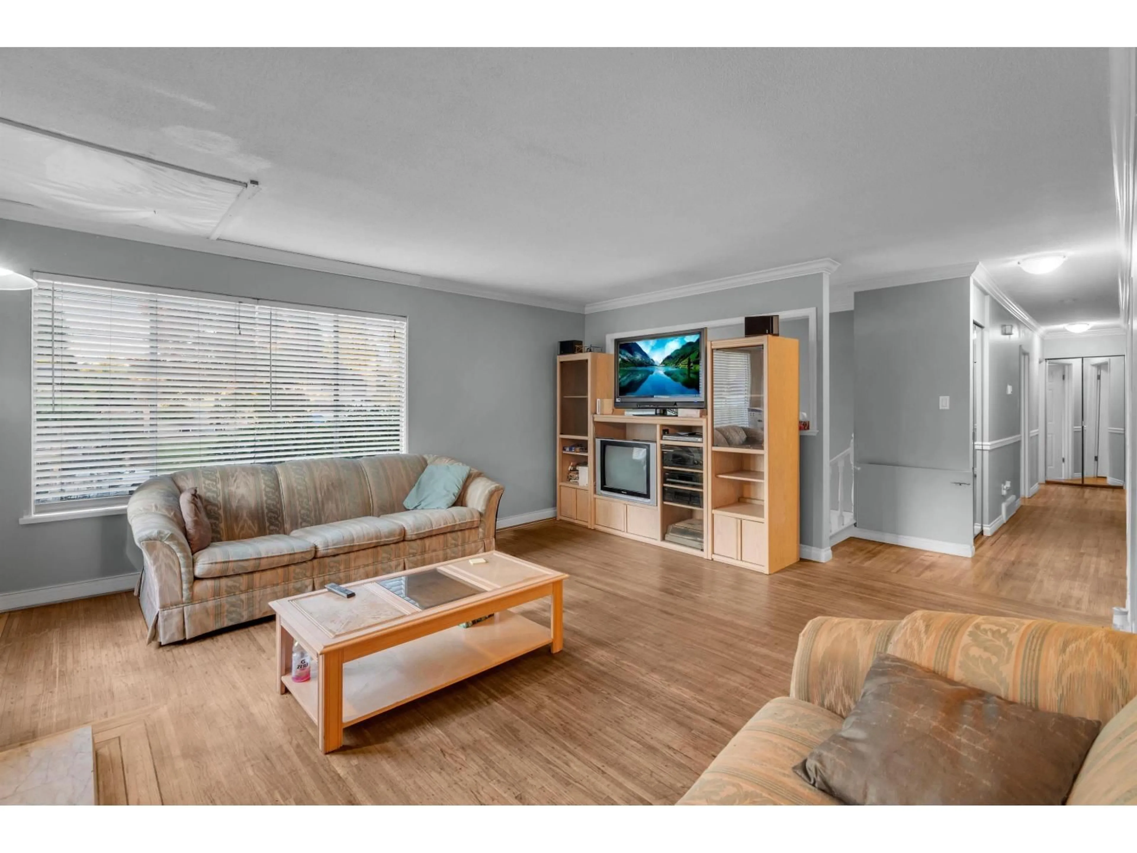 Living room with furniture, wood/laminate floor for 15102 PHEASANT DRIVE, Surrey British Columbia V3R4X5