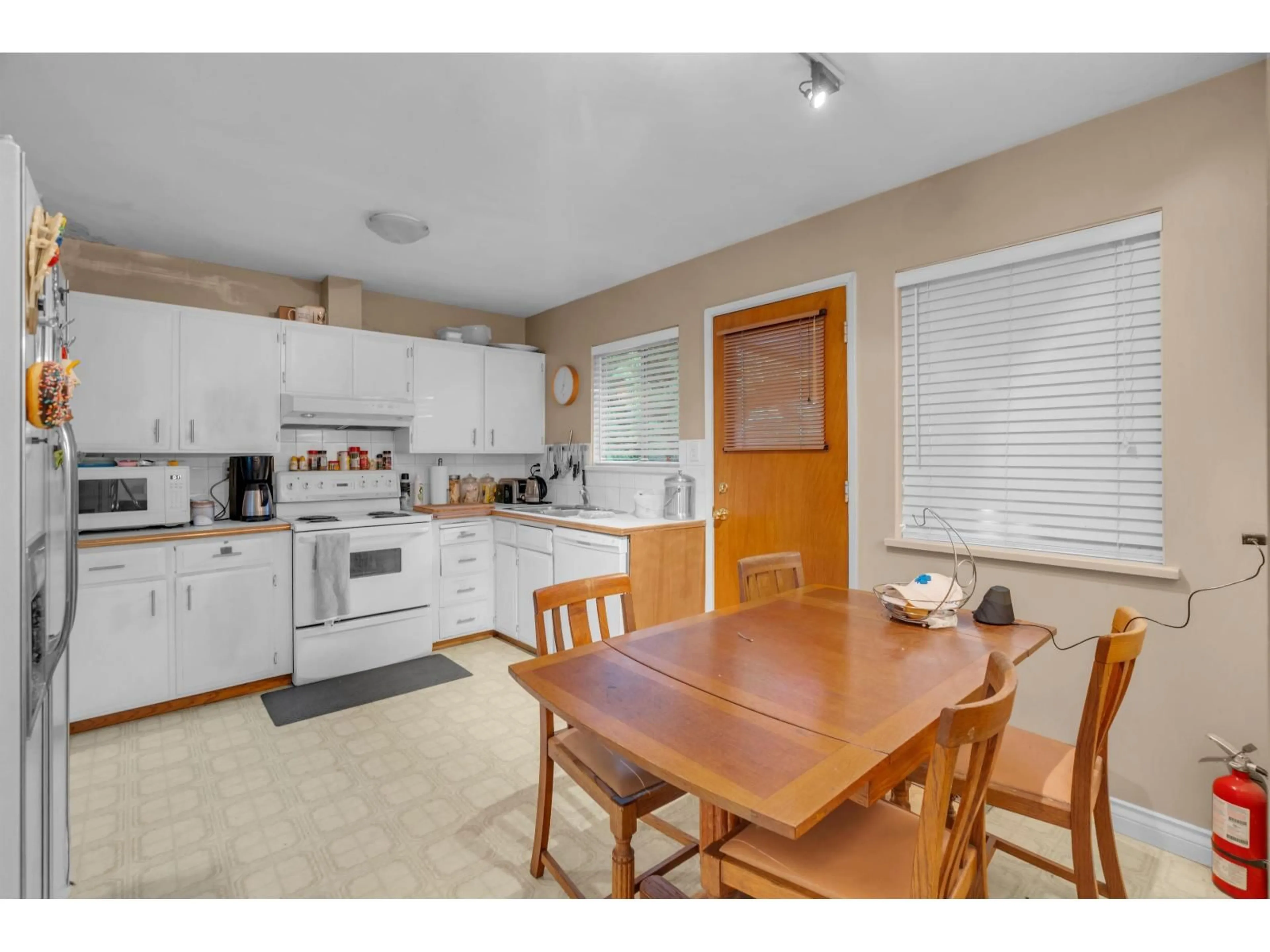 Standard kitchen, unknown for 15102 PHEASANT DRIVE, Surrey British Columbia V3R4X5