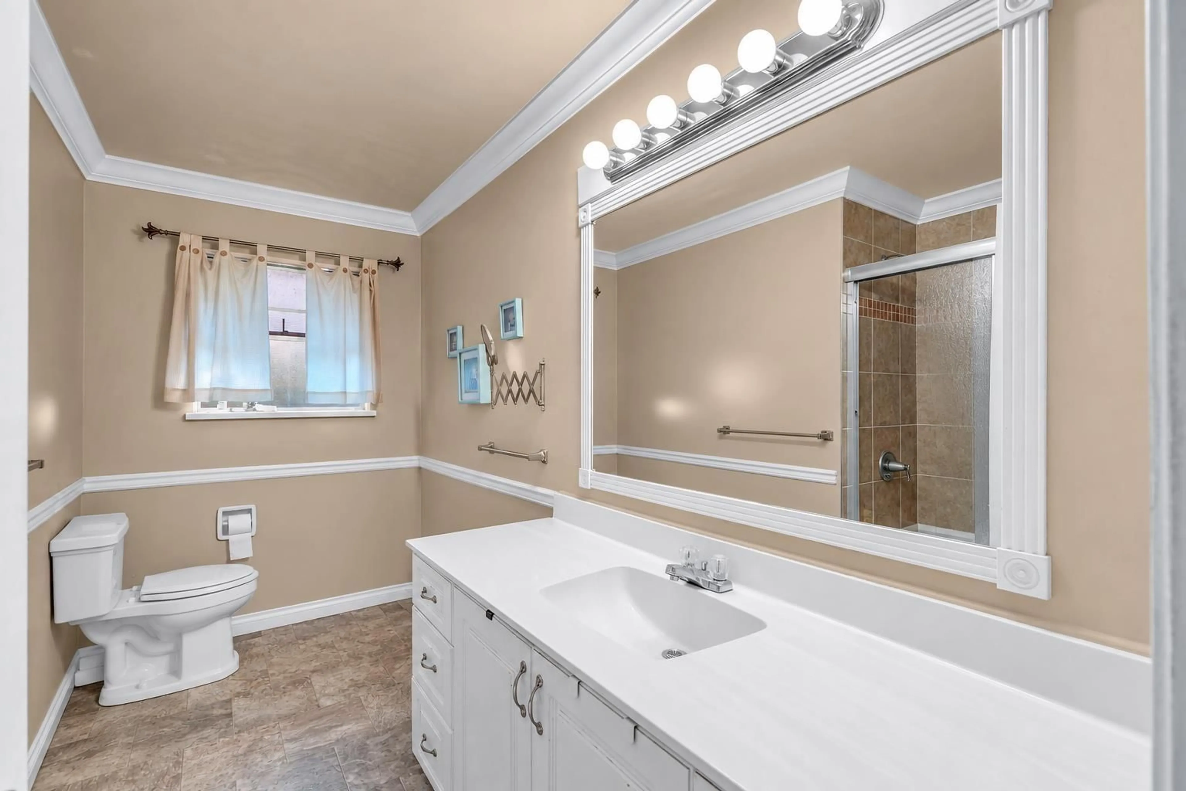 Standard bathroom, ceramic/tile floor for 15102 PHEASANT DRIVE, Surrey British Columbia V3R4X5