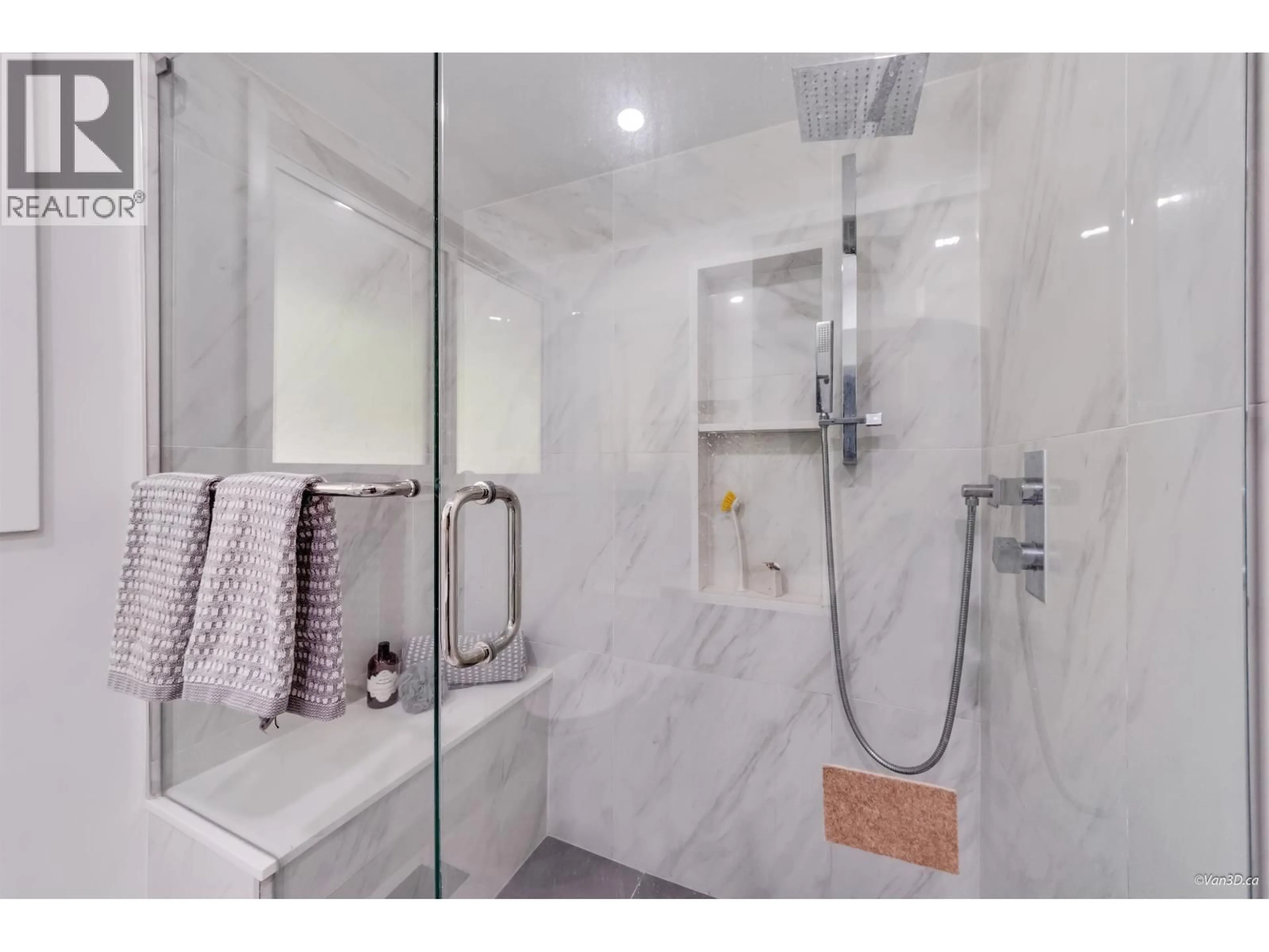 Contemporary bathroom, ceramic/tile floor for 667 PLYMOUTH DRIVE, North Vancouver British Columbia V7H2H5