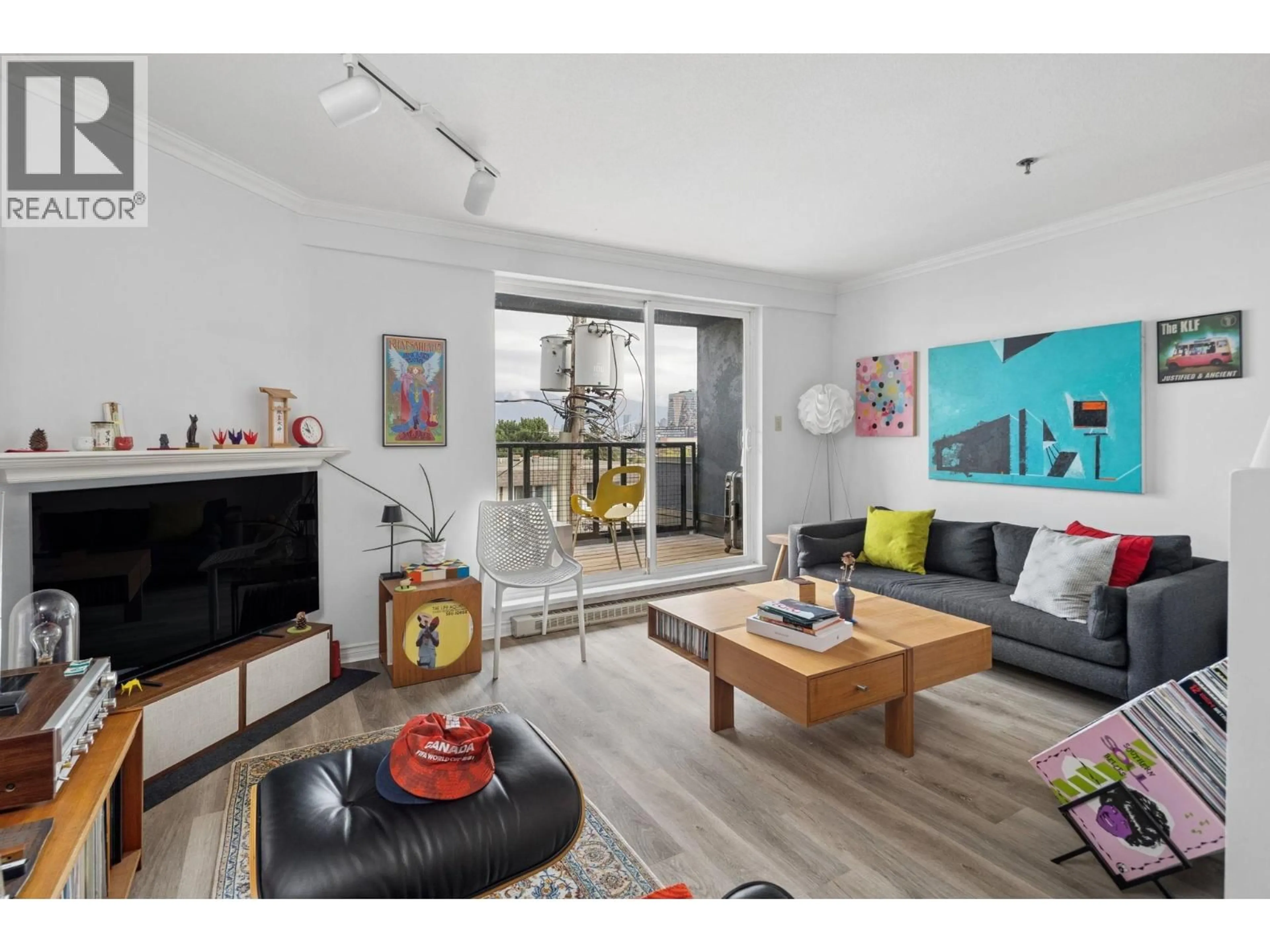 Living room with furniture, wood/laminate floor for 1 - 2023 WEST 4TH AVENUE, Vancouver British Columbia V6J1N3