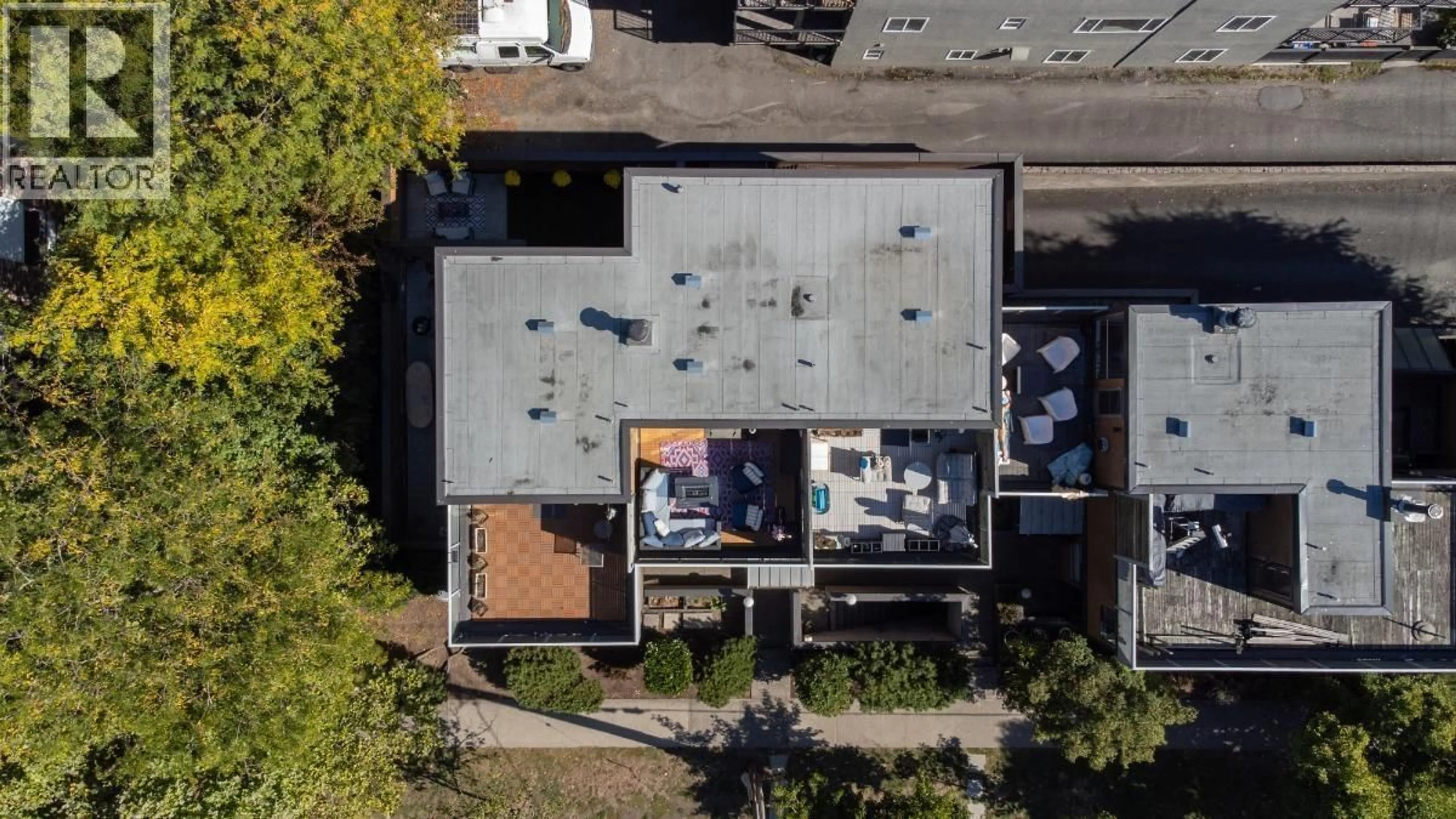 A pic from outside/outdoor area/front of a property/back of a property/a pic from drone, street for 2372 MAPLE STREET, Vancouver British Columbia V6J3T6