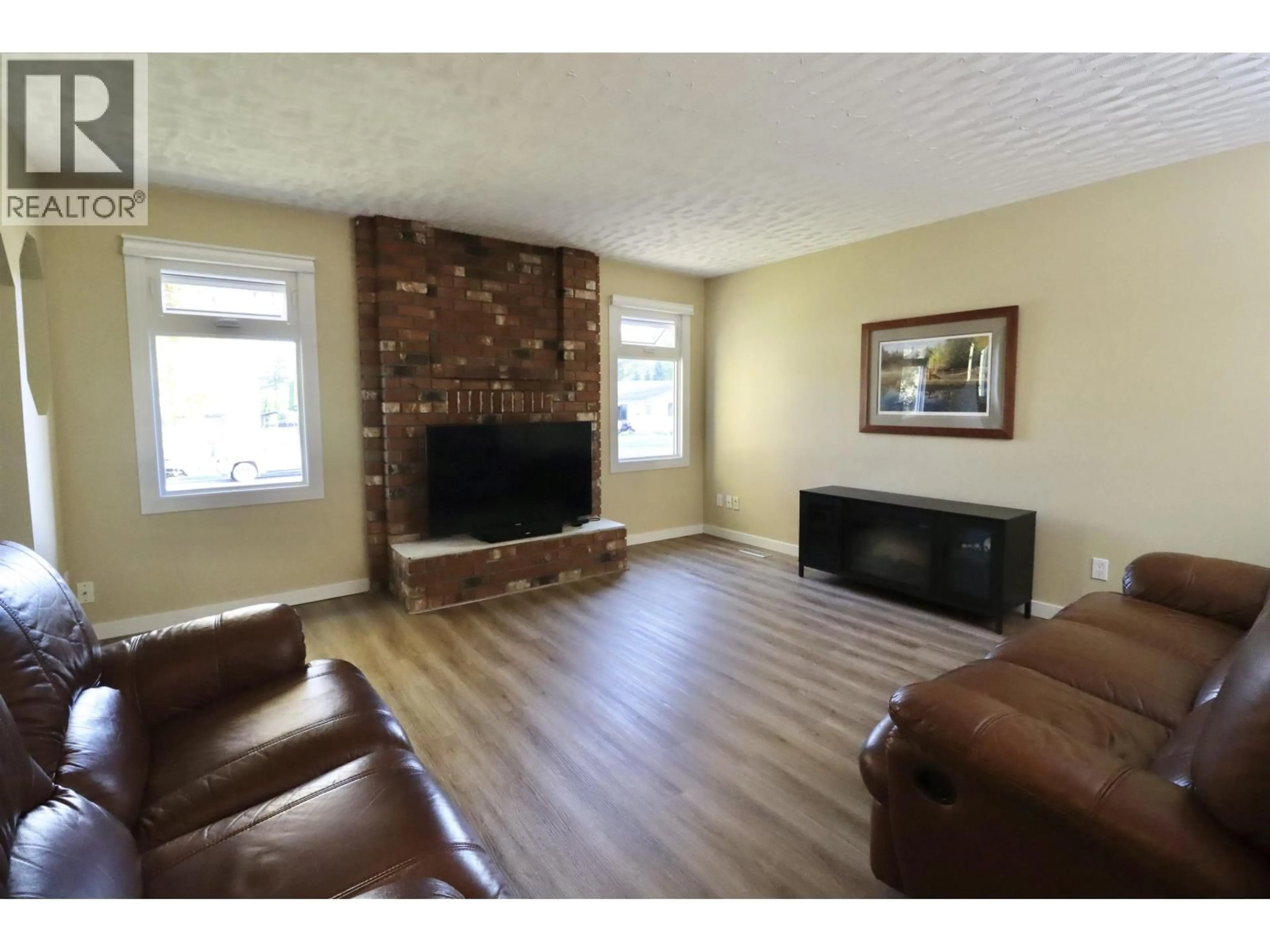Living room with furniture, wood/laminate floor for 166 ELGIN PLACE, Prince George British Columbia V2M6X4
