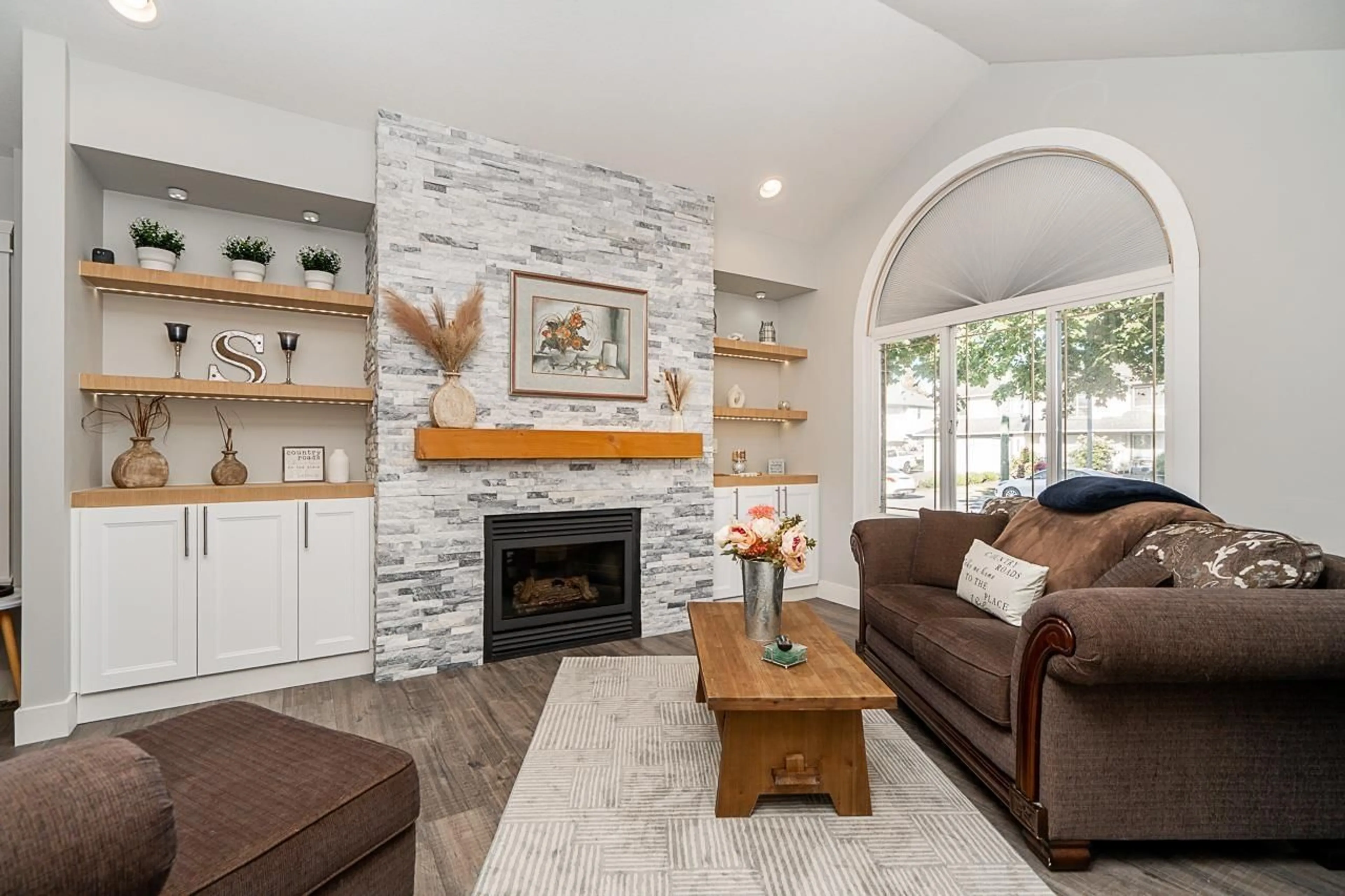 Living room with furniture, unknown for 6069 170 STREET, Surrey British Columbia V3S3Y7