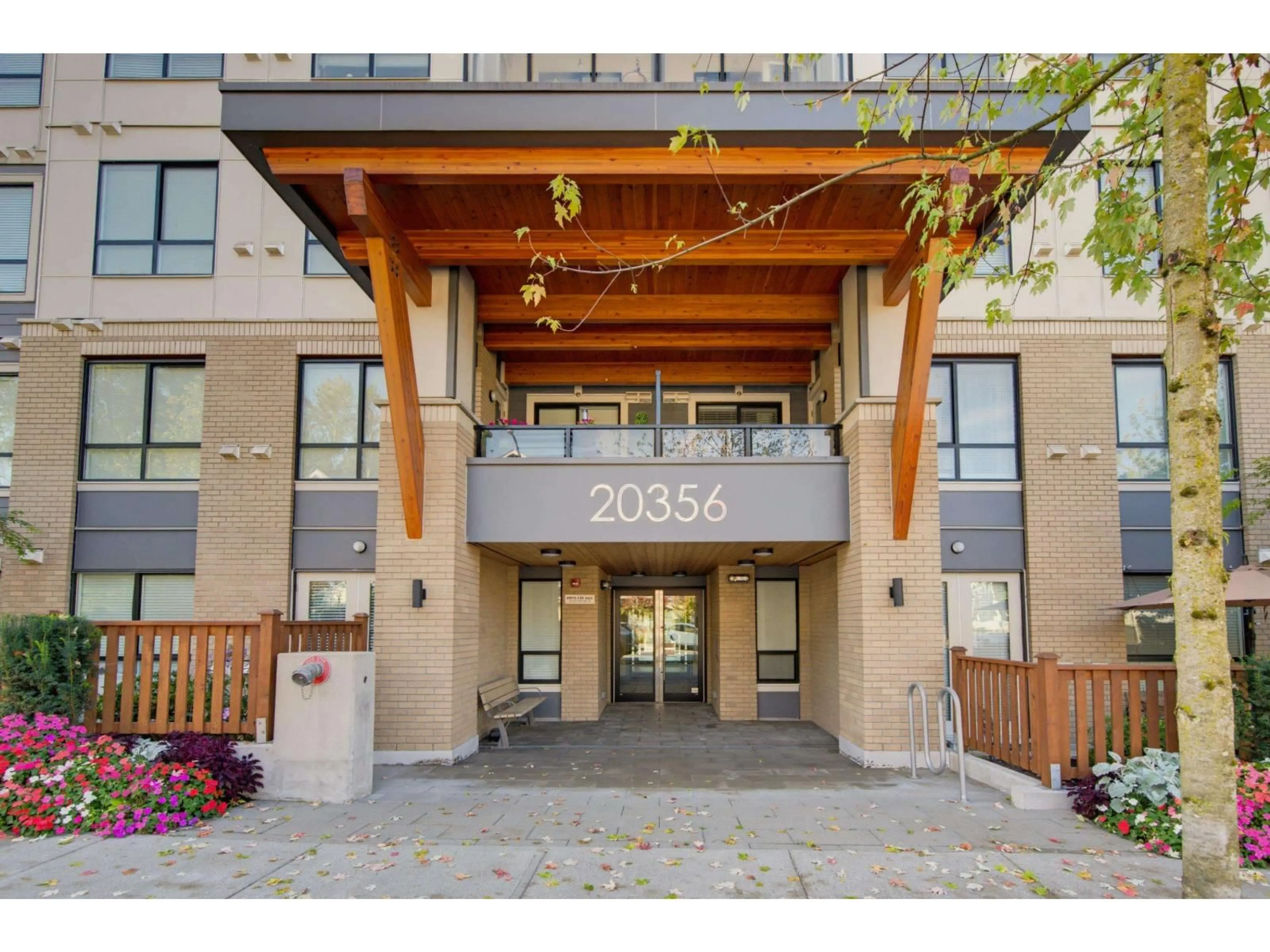 Indoor foyer for 108 - 20356 72B AVENUE, Langley British Columbia V2Y4J9