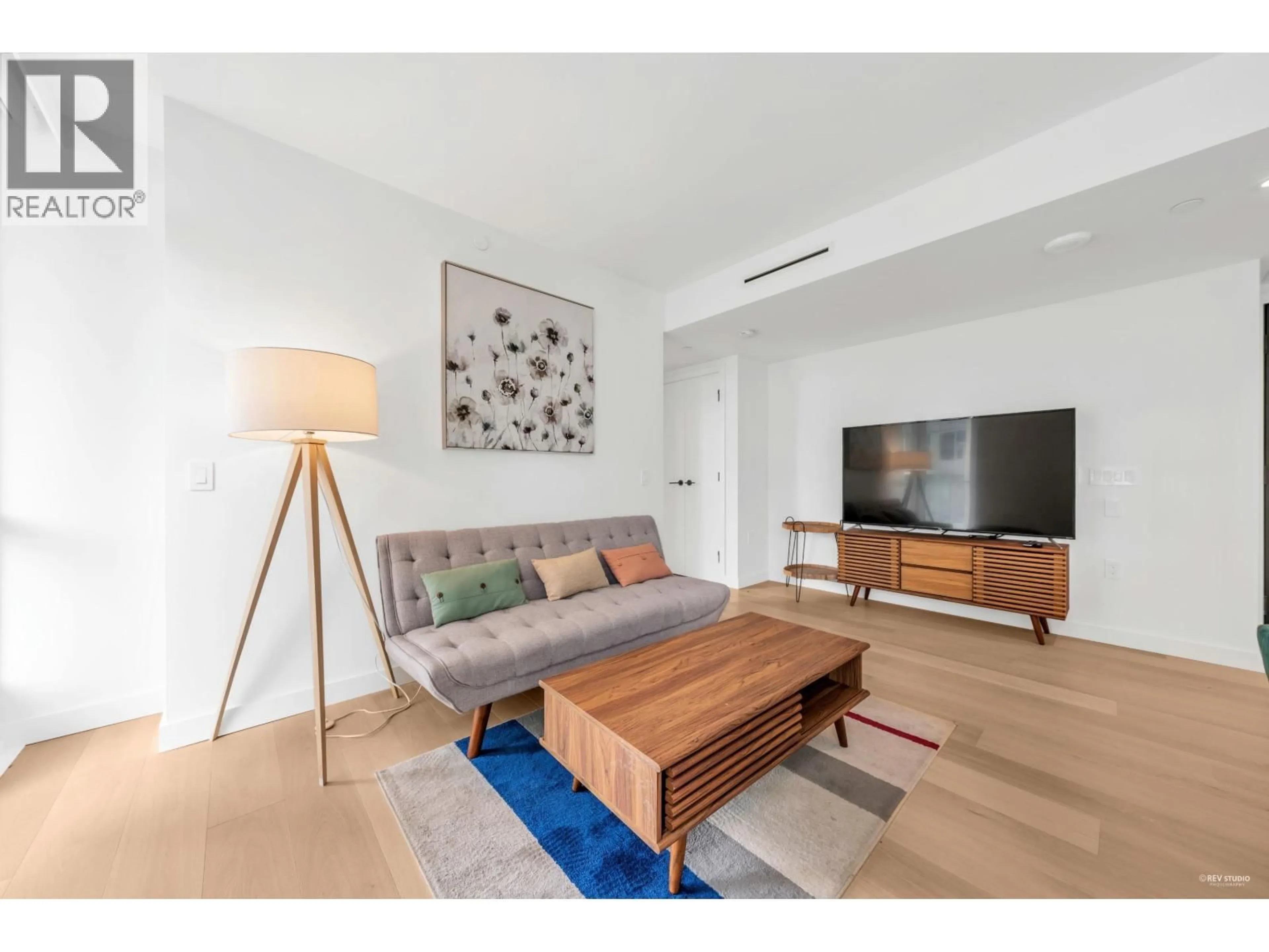 Living room with furniture, wood/laminate floor for 906 - 1180 BROUGHTON STREET, Vancouver British Columbia V6G2B1