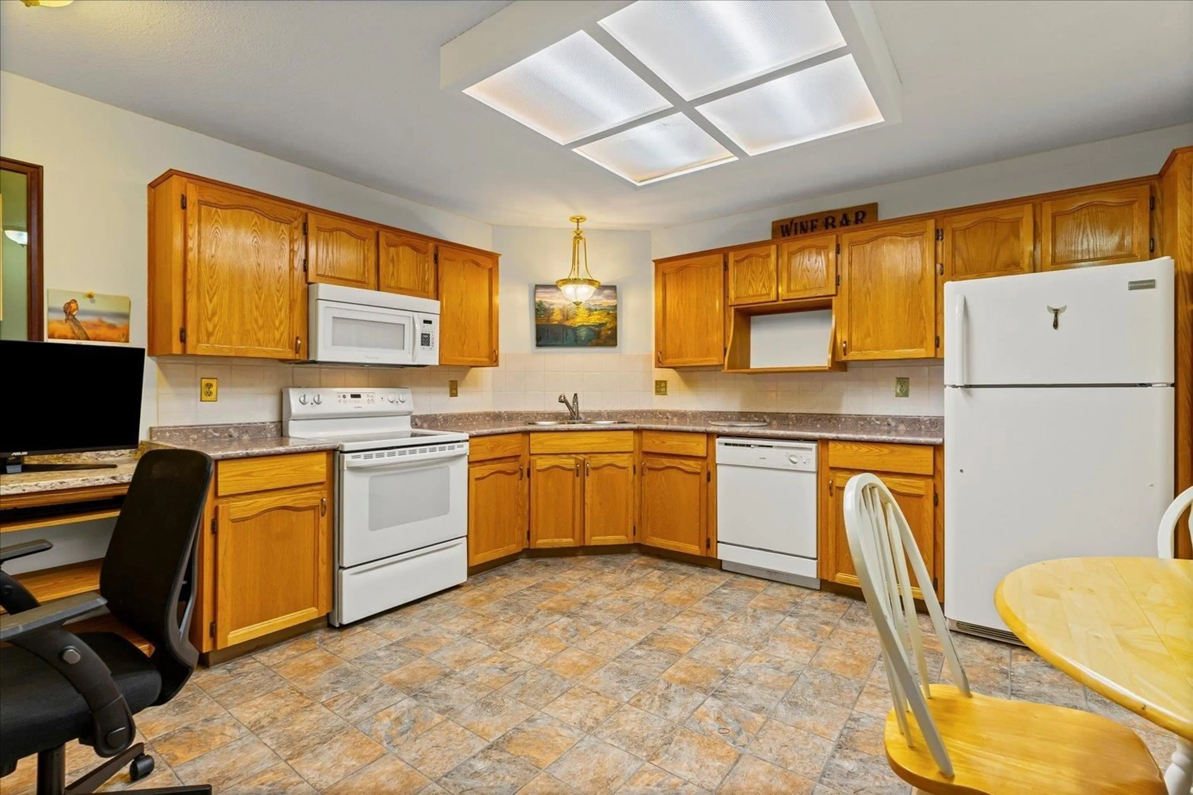 Standard kitchen, ceramic/tile floor for 113 - 33030 GEORGE FERGUSON WAY, Abbotsford British Columbia V2S6Y2