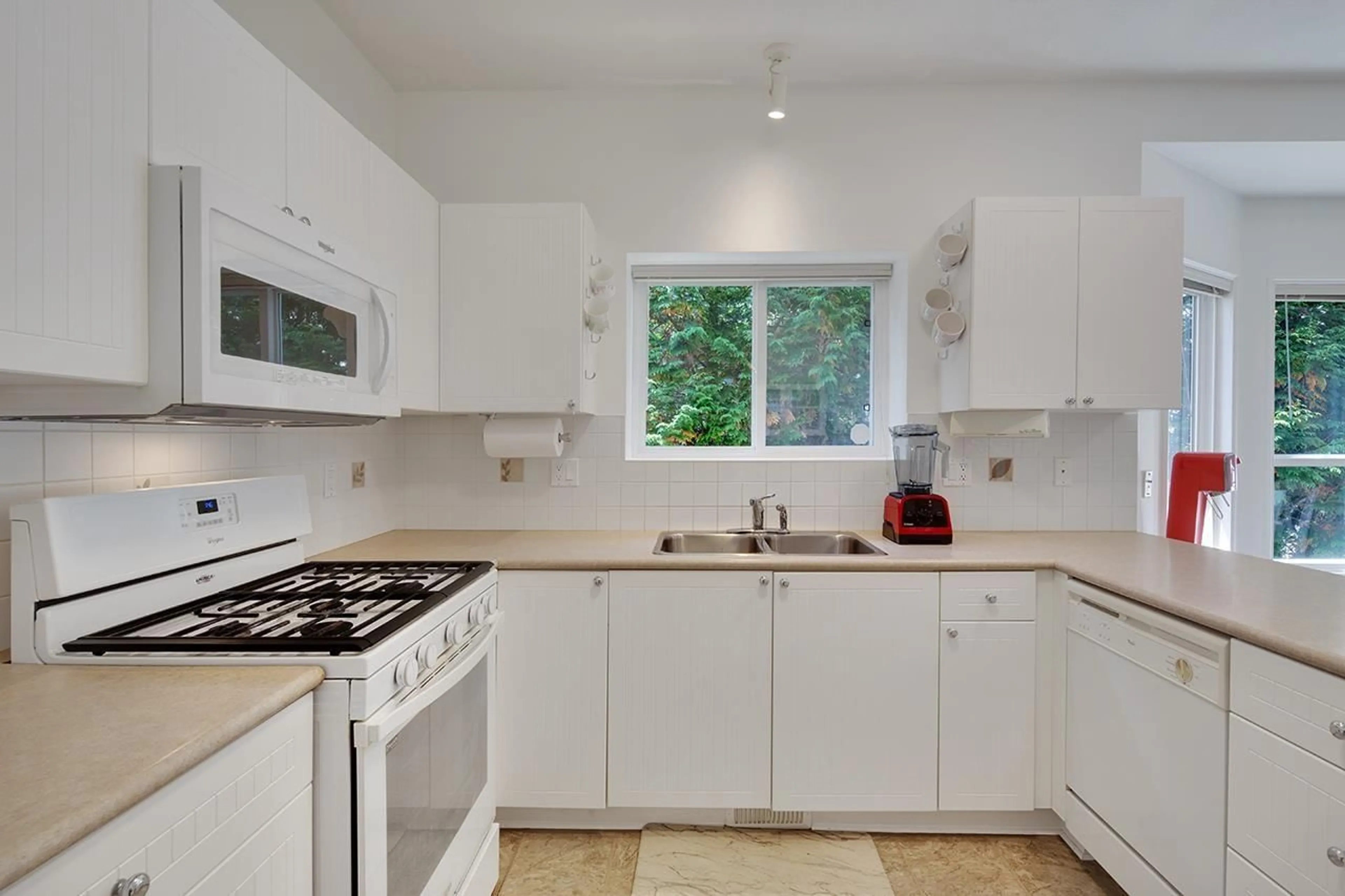 Standard kitchen, ceramic/tile floor for 6615 205 STREET, Langley British Columbia V2Y2X8