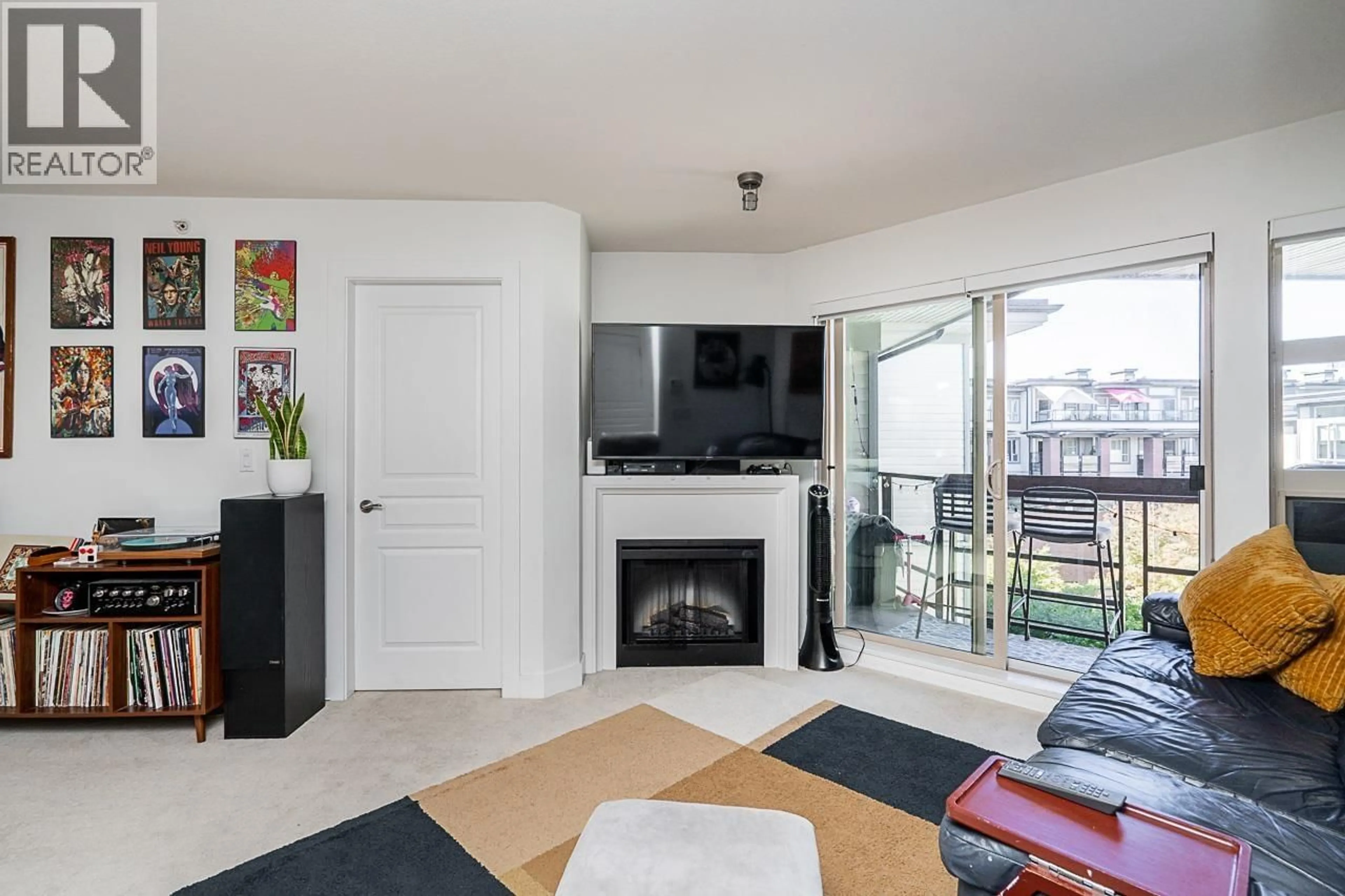 Living room with furniture, unknown for 423 - 738 29TH AVENUE, Vancouver British Columbia V5V0B6