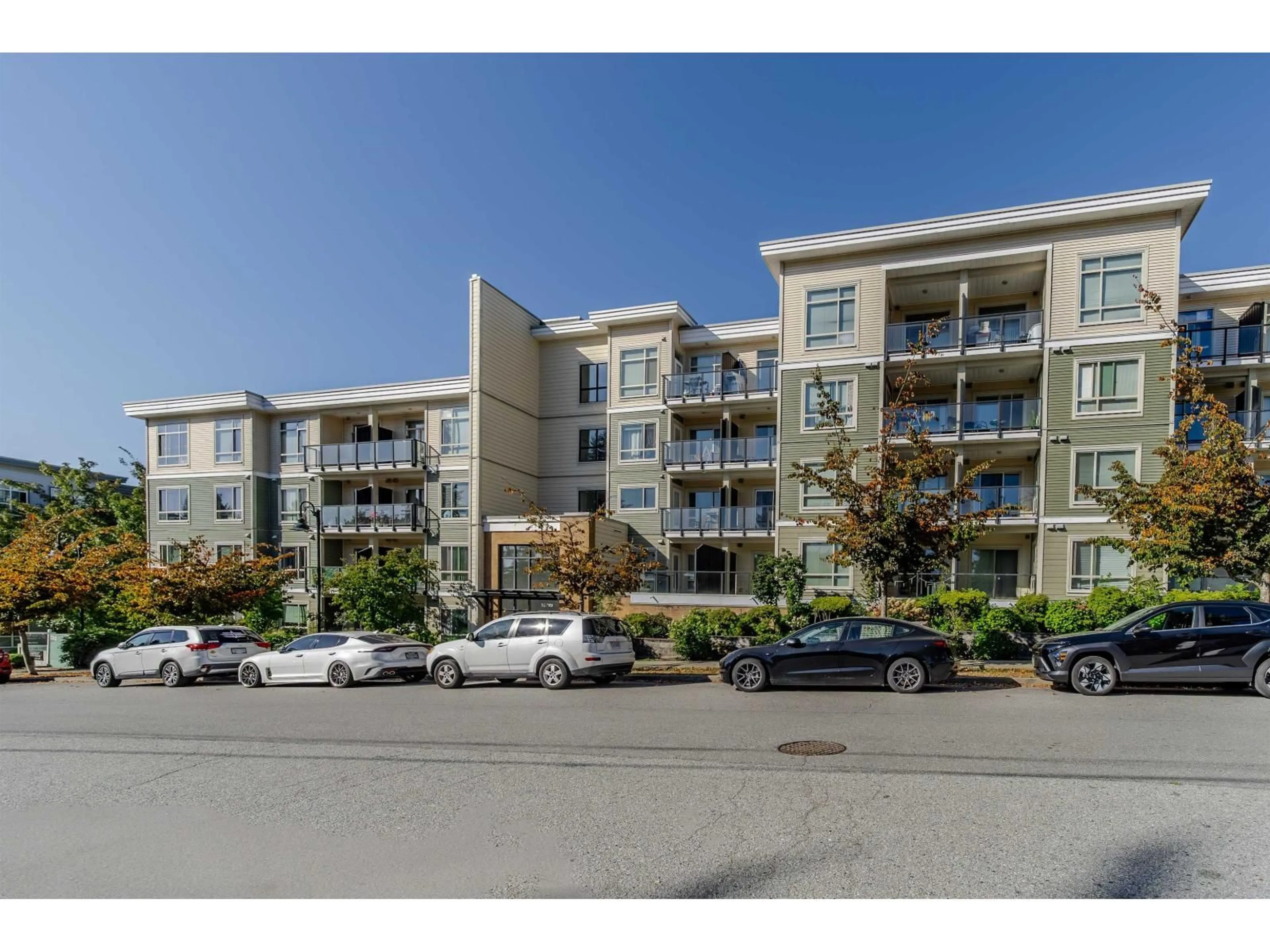 A pic from outside/outdoor area/front of a property/back of a property/a pic from drone, street for 522 - 13789 107A AVENUE, Surrey British Columbia V3T0B8