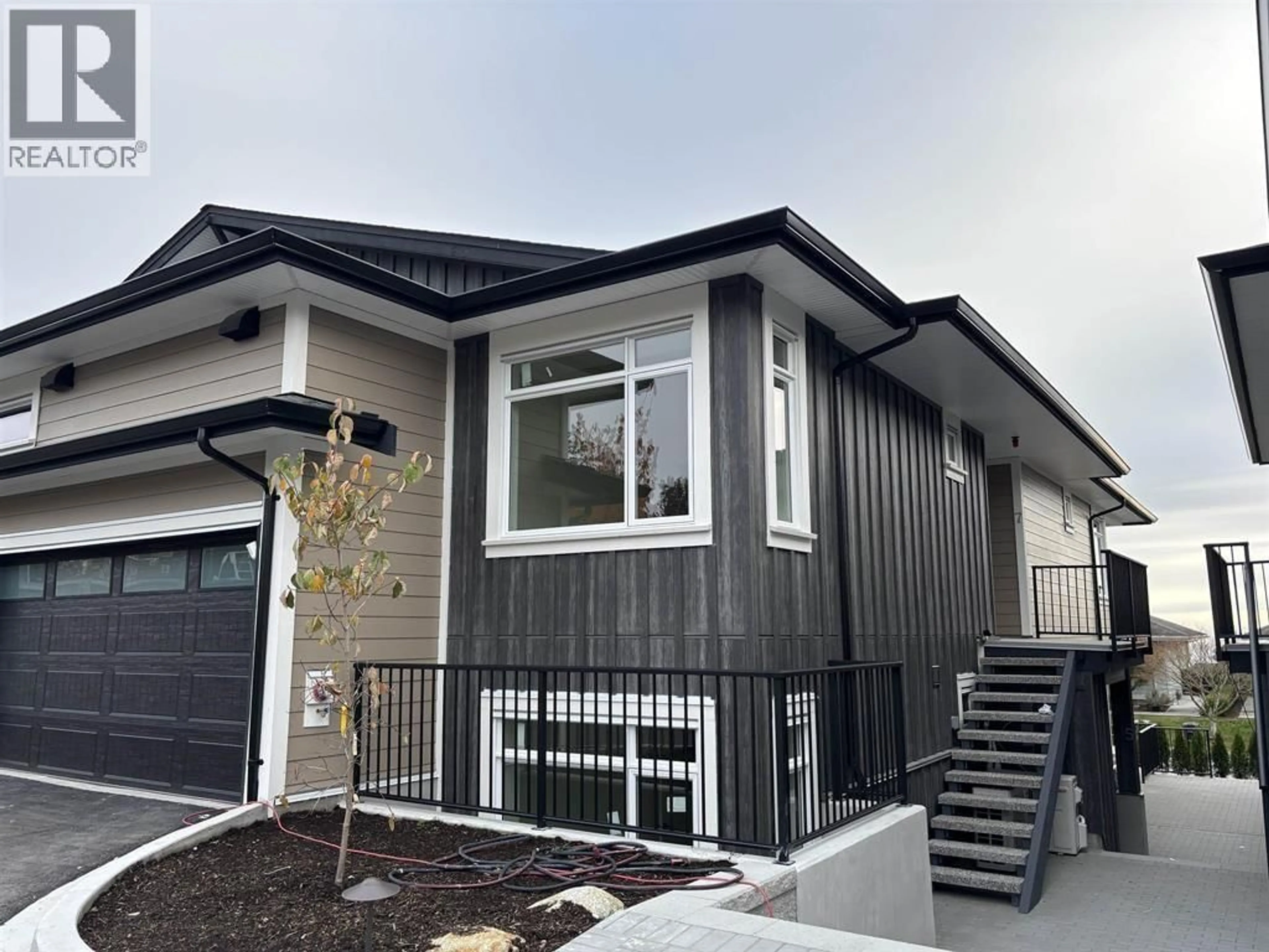 Home with vinyl exterior material, street for 4 - 5522 MCCOURT ROAD, Sechelt British Columbia V0N3A7