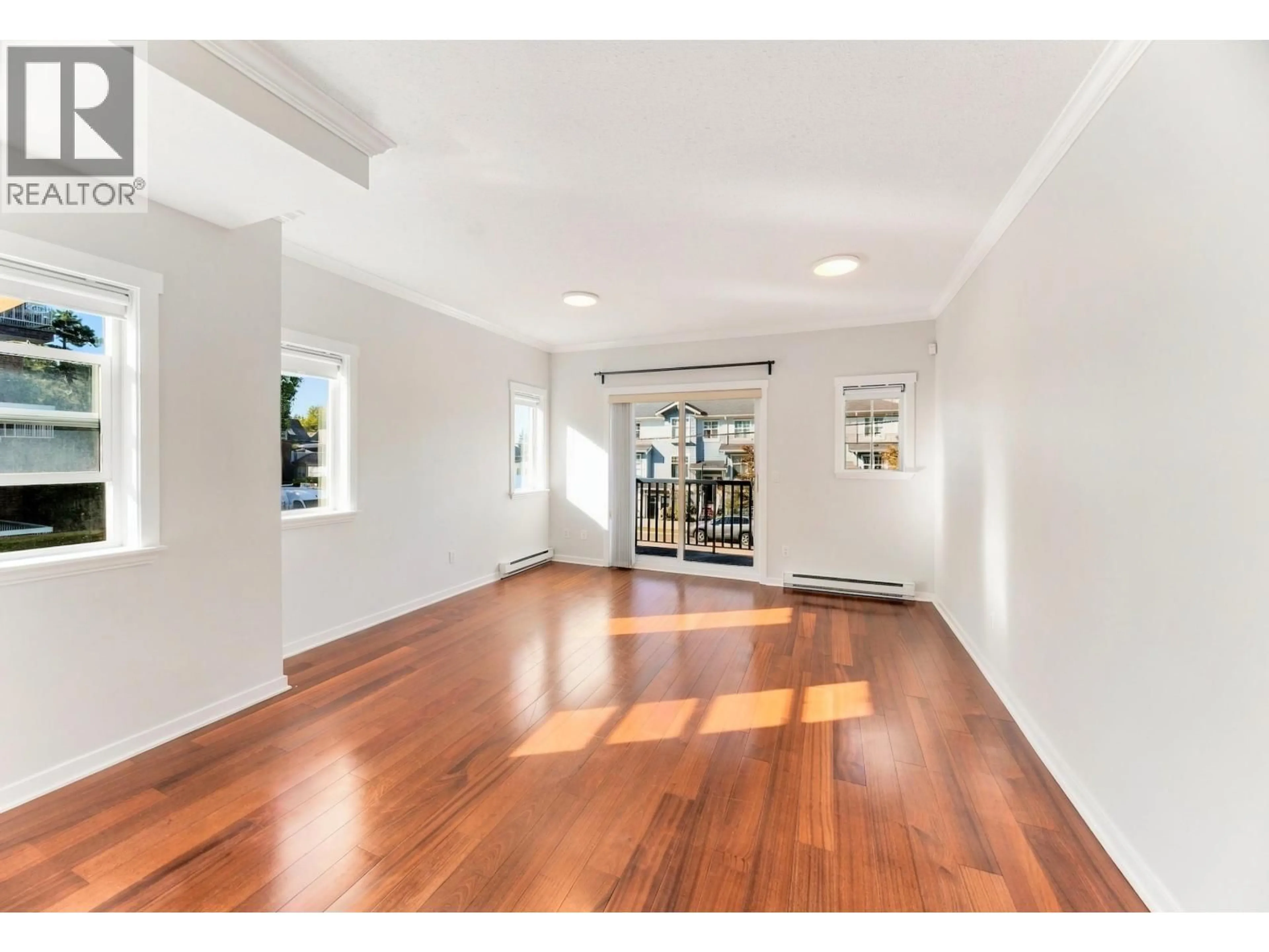 Indoor foyer for 13 - 4288 SARDIS STREET, Burnaby British Columbia V5H1K4