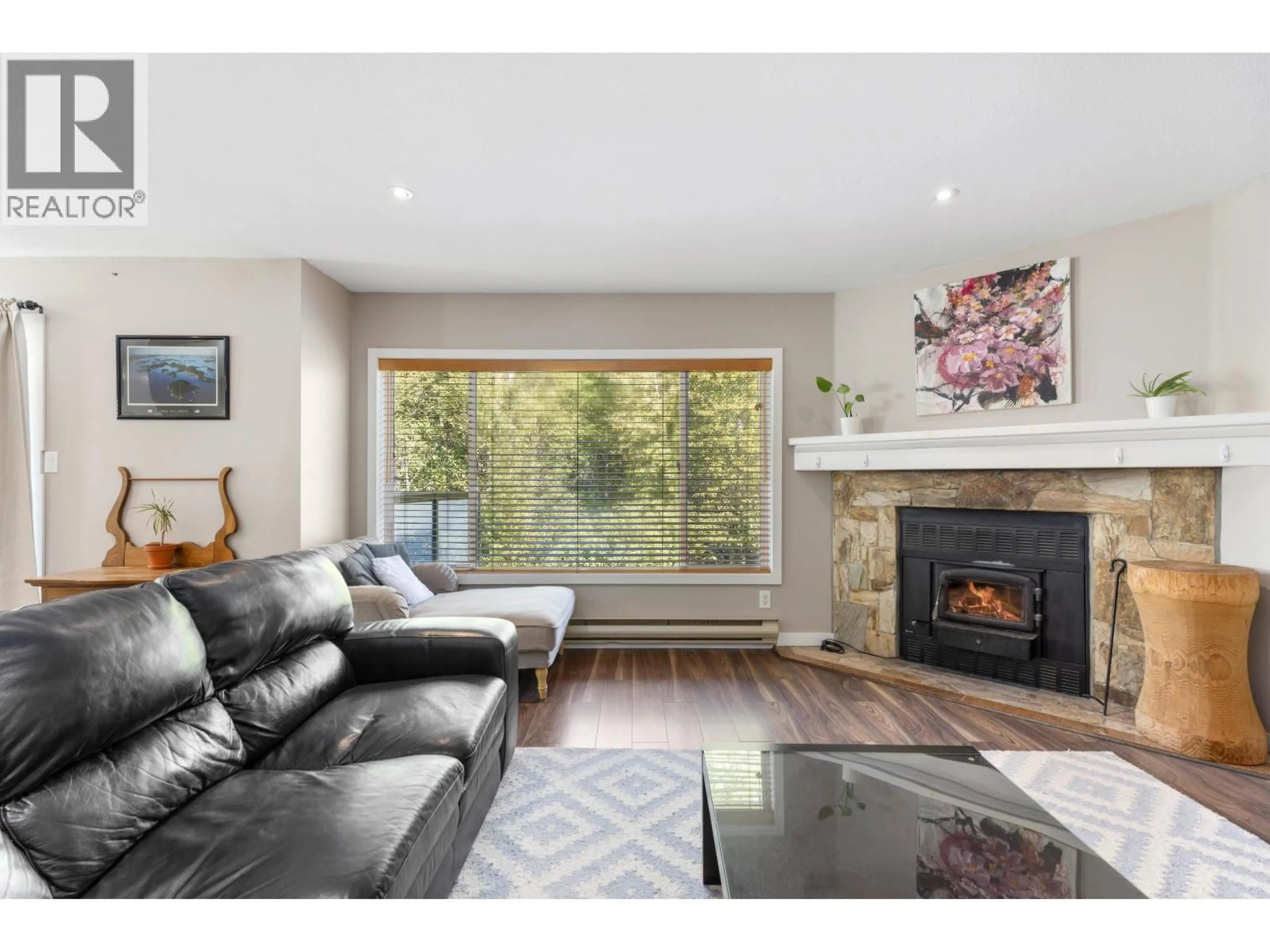 Living room with furniture, wood/laminate floor for 6 - 7467 PROSPECT STREET, Pemberton British Columbia V0N2L1