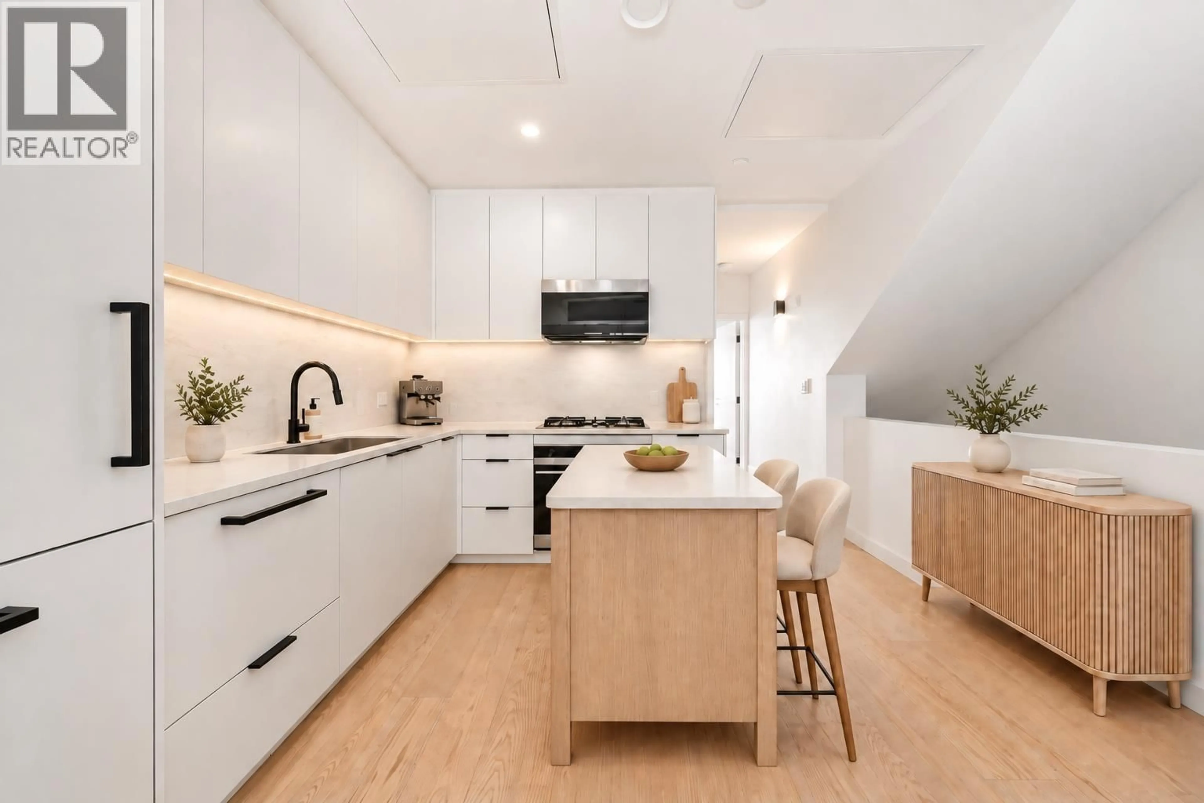 Contemporary kitchen, unknown for 127 - 650 2ND STREET, North Vancouver British Columbia V7L1E3