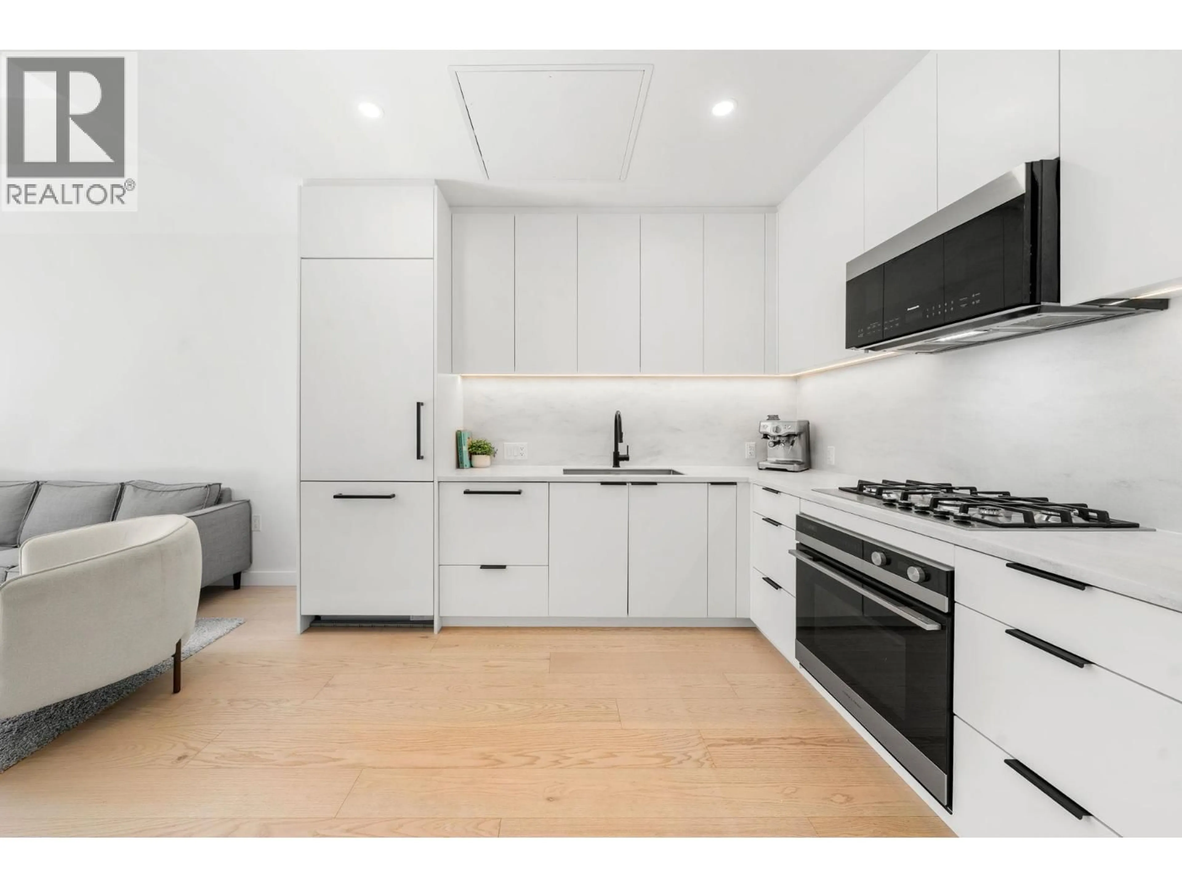 Standard kitchen, unknown for 127 - 650 2ND STREET, North Vancouver British Columbia V7L1E3