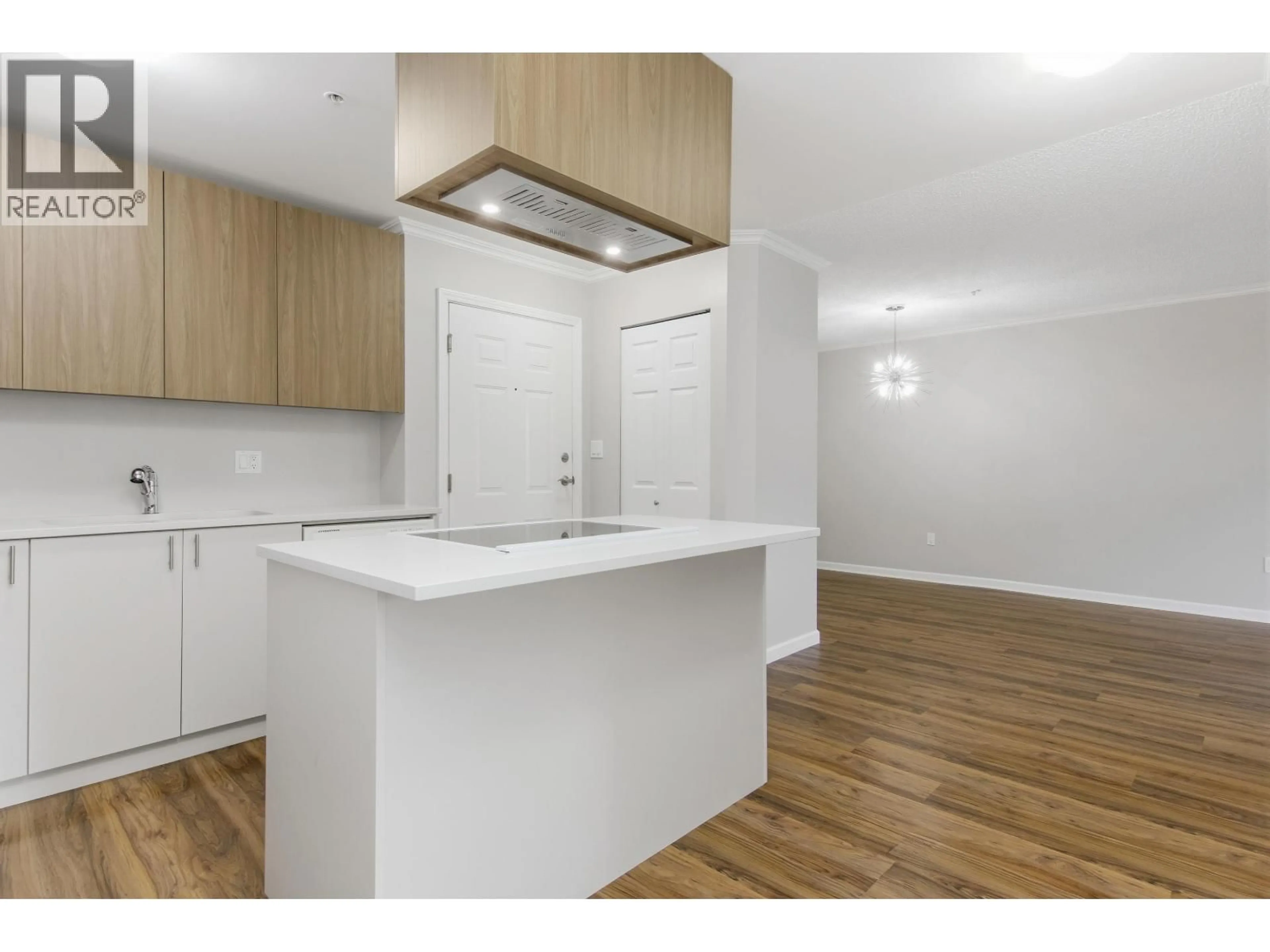 Standard kitchen, wood/laminate floor for B105 - 40120 WILLOW CRESCENT, Squamish British Columbia V8B0L7