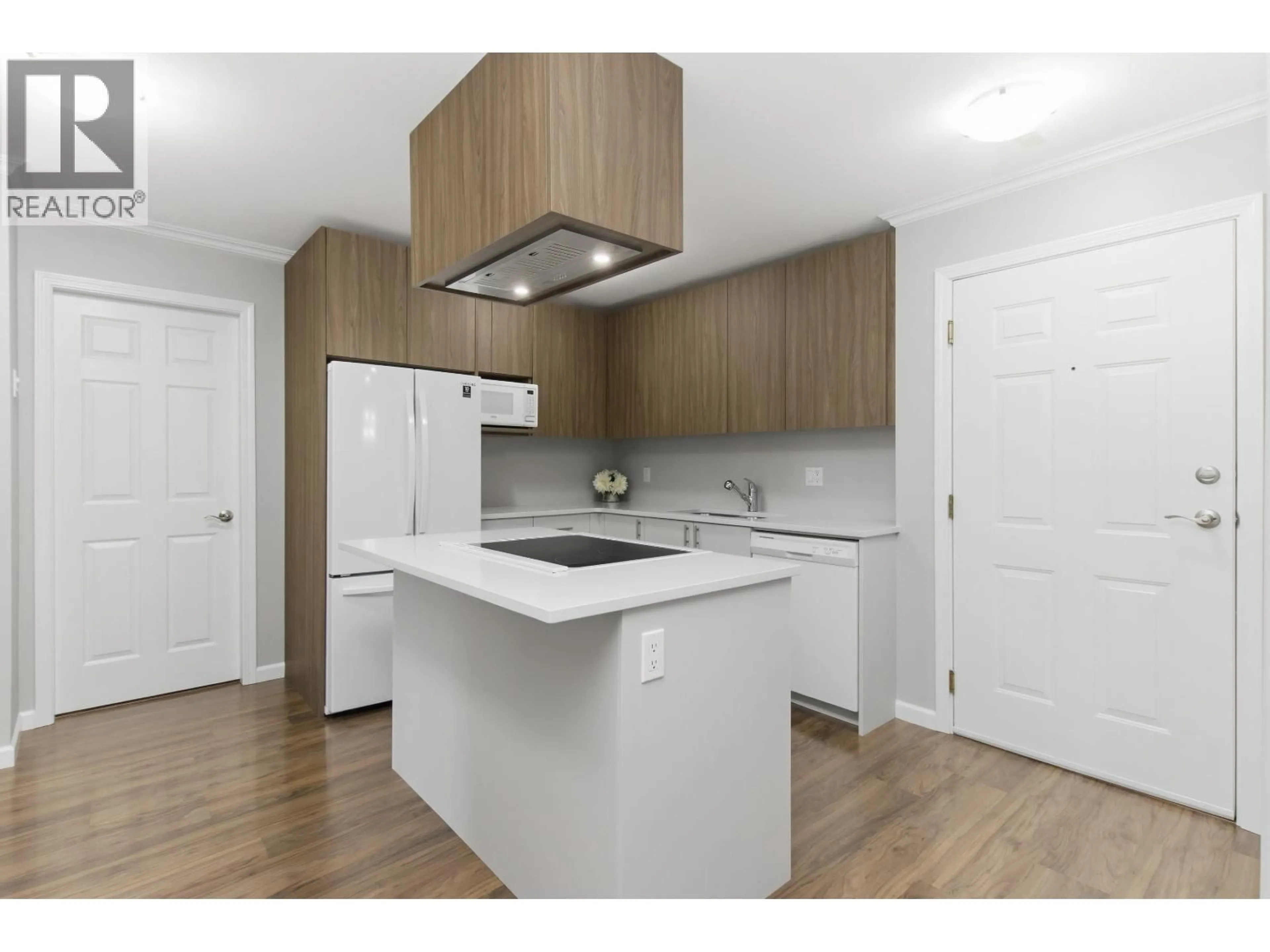 Standard kitchen, wood/laminate floor for B105 - 40120 WILLOW CRESCENT, Squamish British Columbia V8B0L7