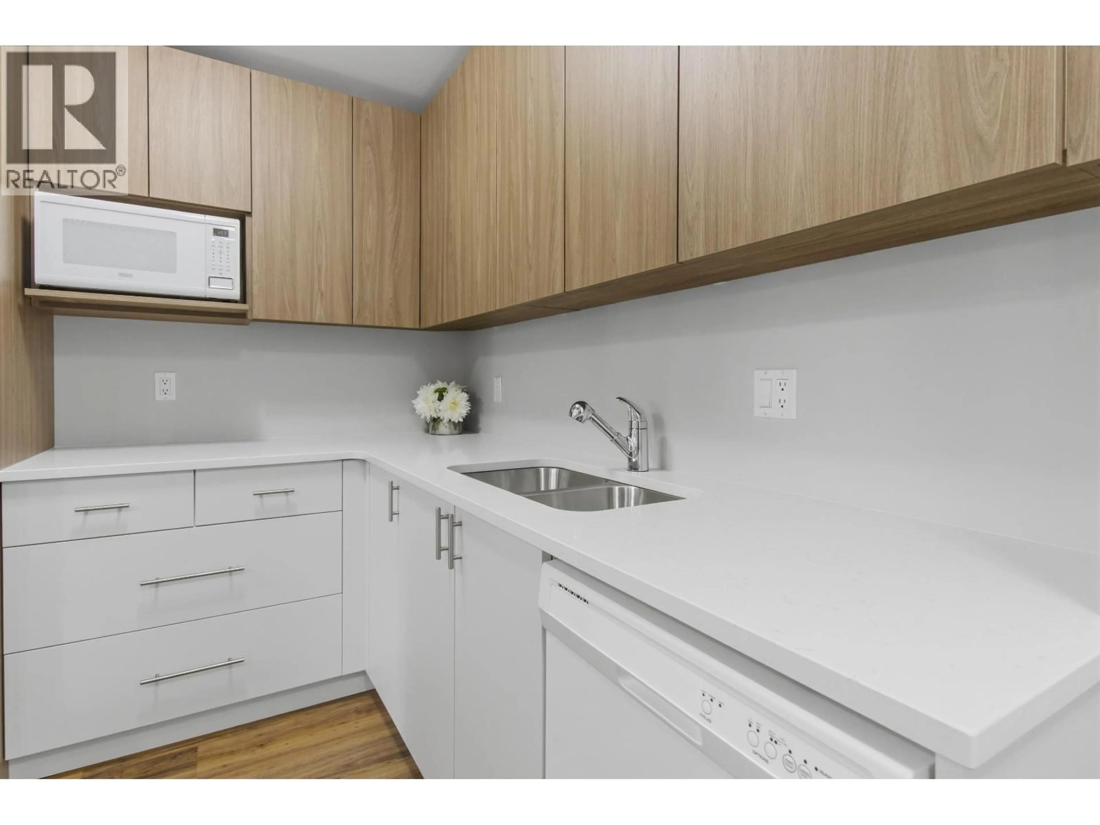Standard kitchen, unknown for B105 - 40120 WILLOW CRESCENT, Squamish British Columbia V8B0L7