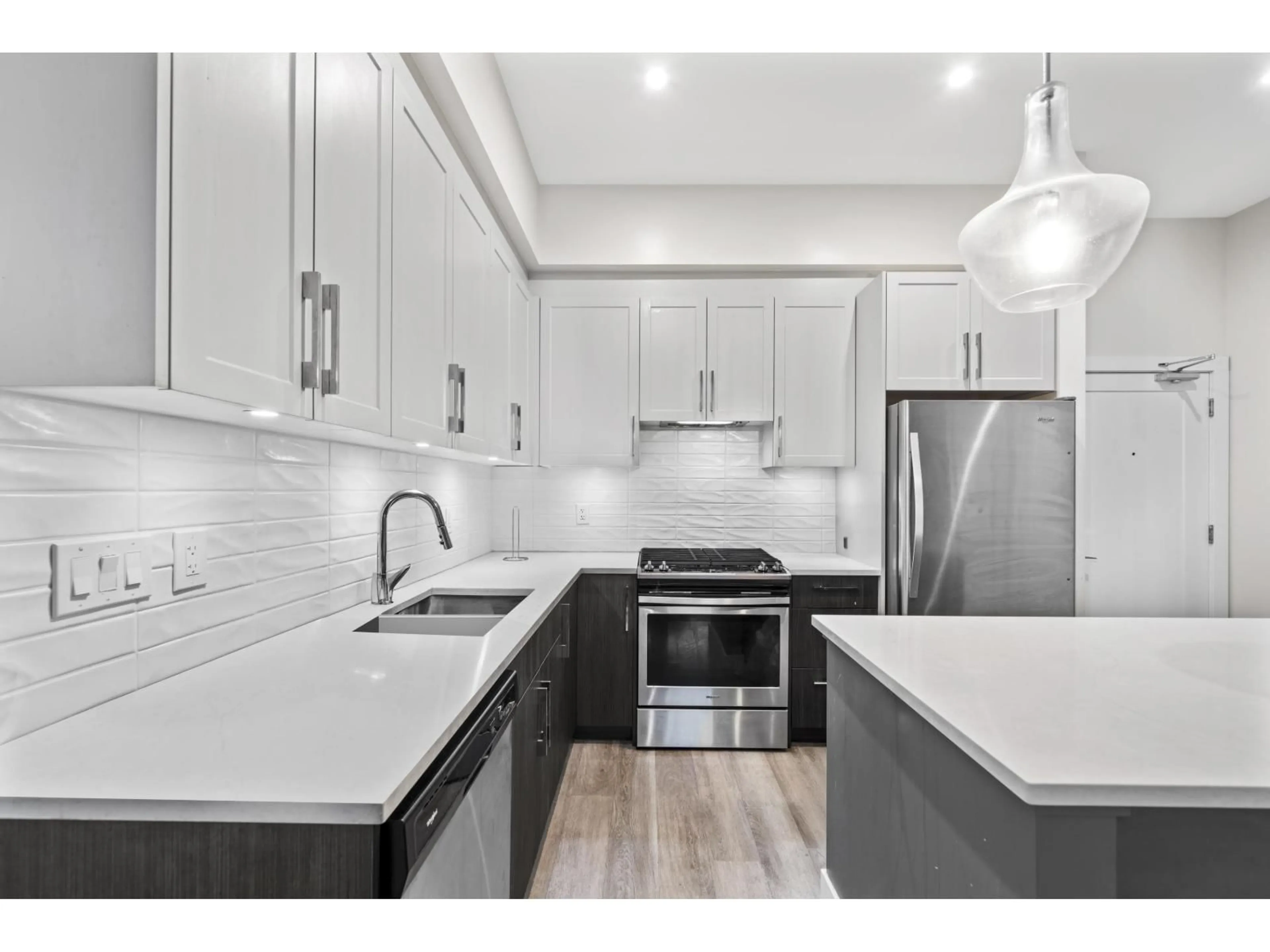 Open concept kitchen, ceramic/tile floor for 109 - 32838 VENTURA AVENUE, Abbotsford British Columbia V2S0M5