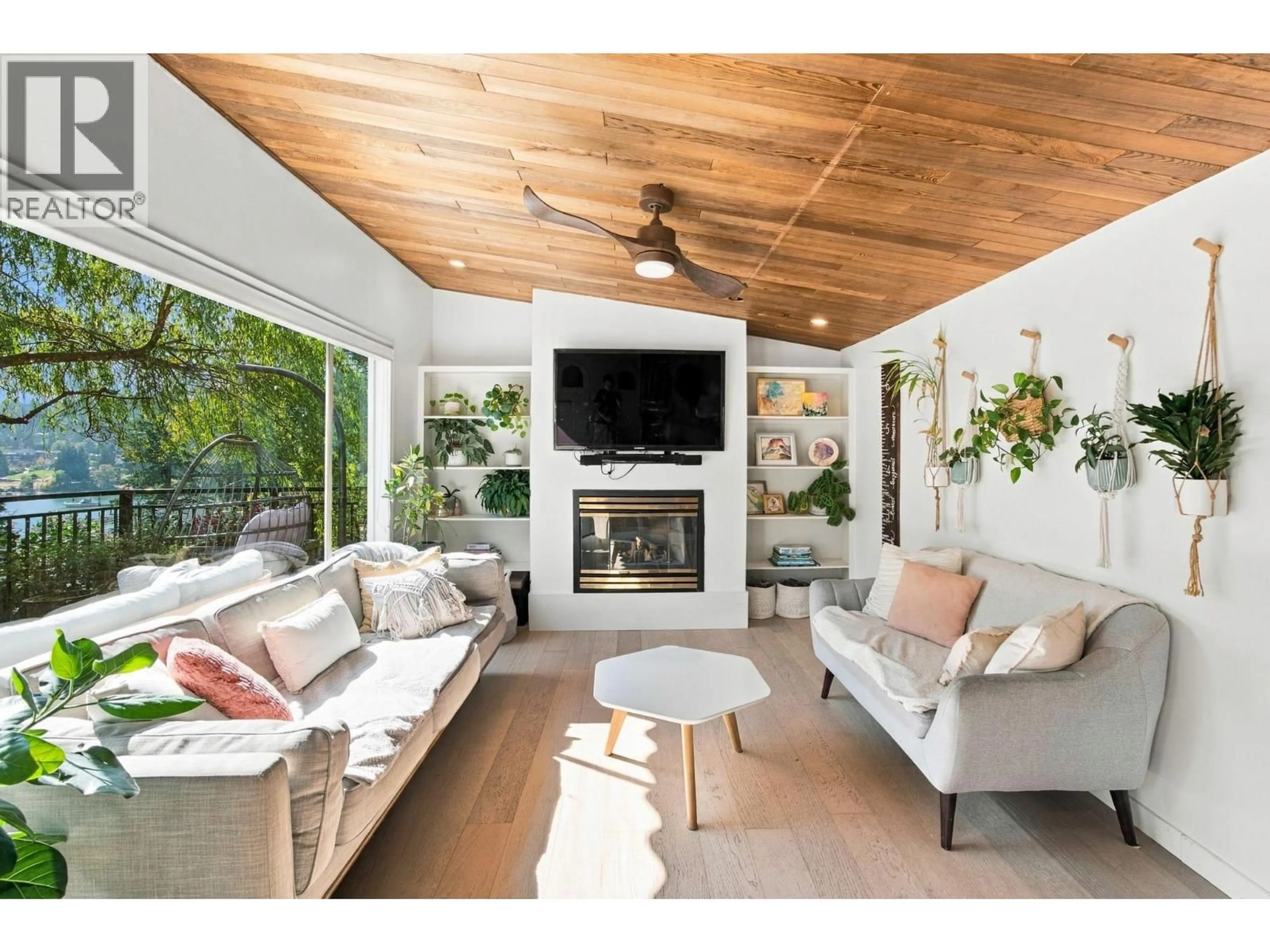 Living room with furniture, unknown for 2787 PANORAMA DRIVE, North Vancouver British Columbia V7G1V7