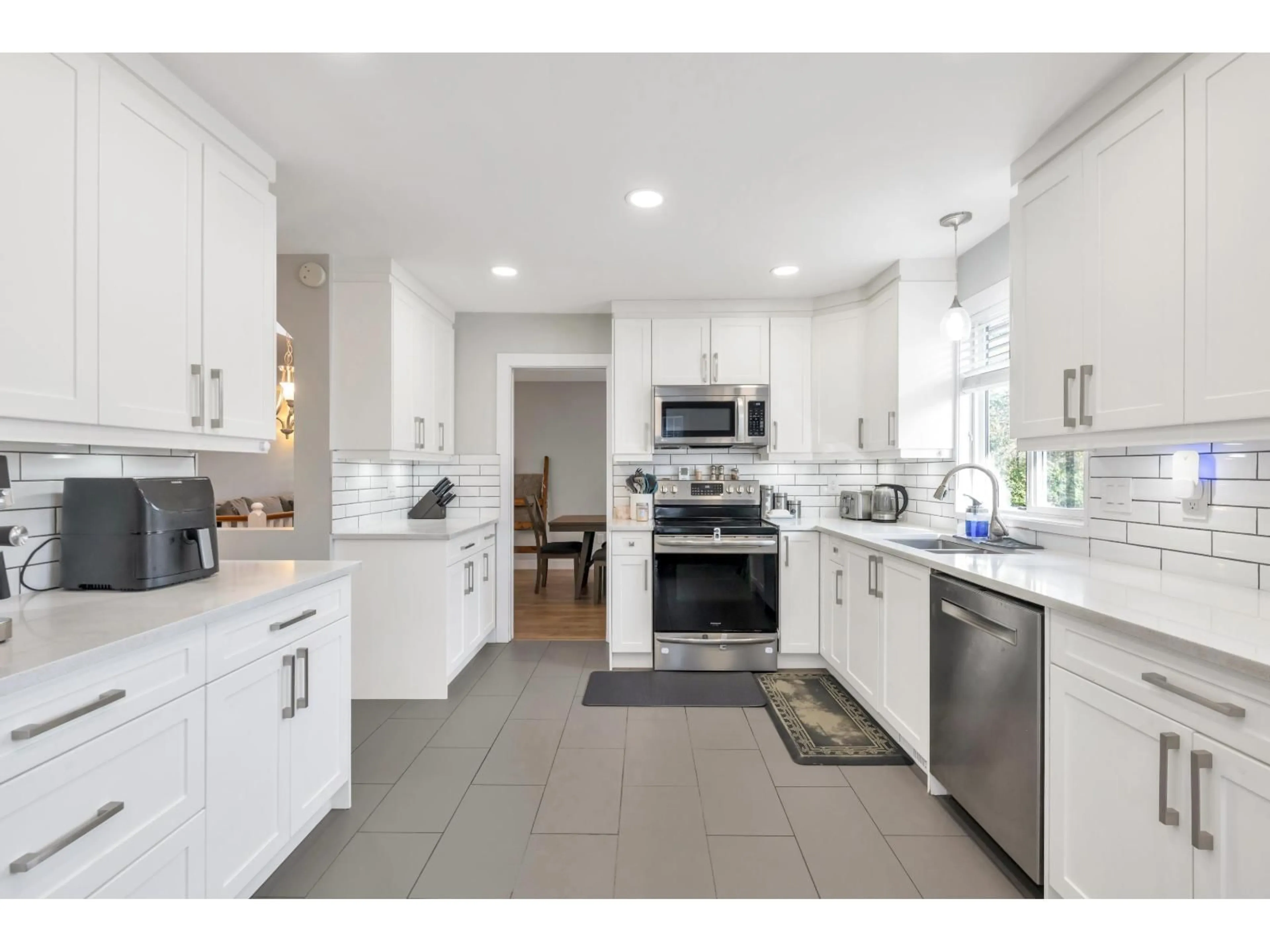 Open concept kitchen, ceramic/tile floor for 3149 GOLDFINCH STREET, Abbotsford British Columbia V2T5R8